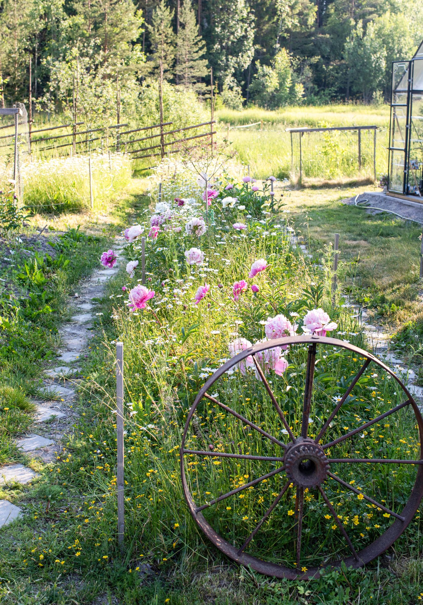 recycled garden decorations