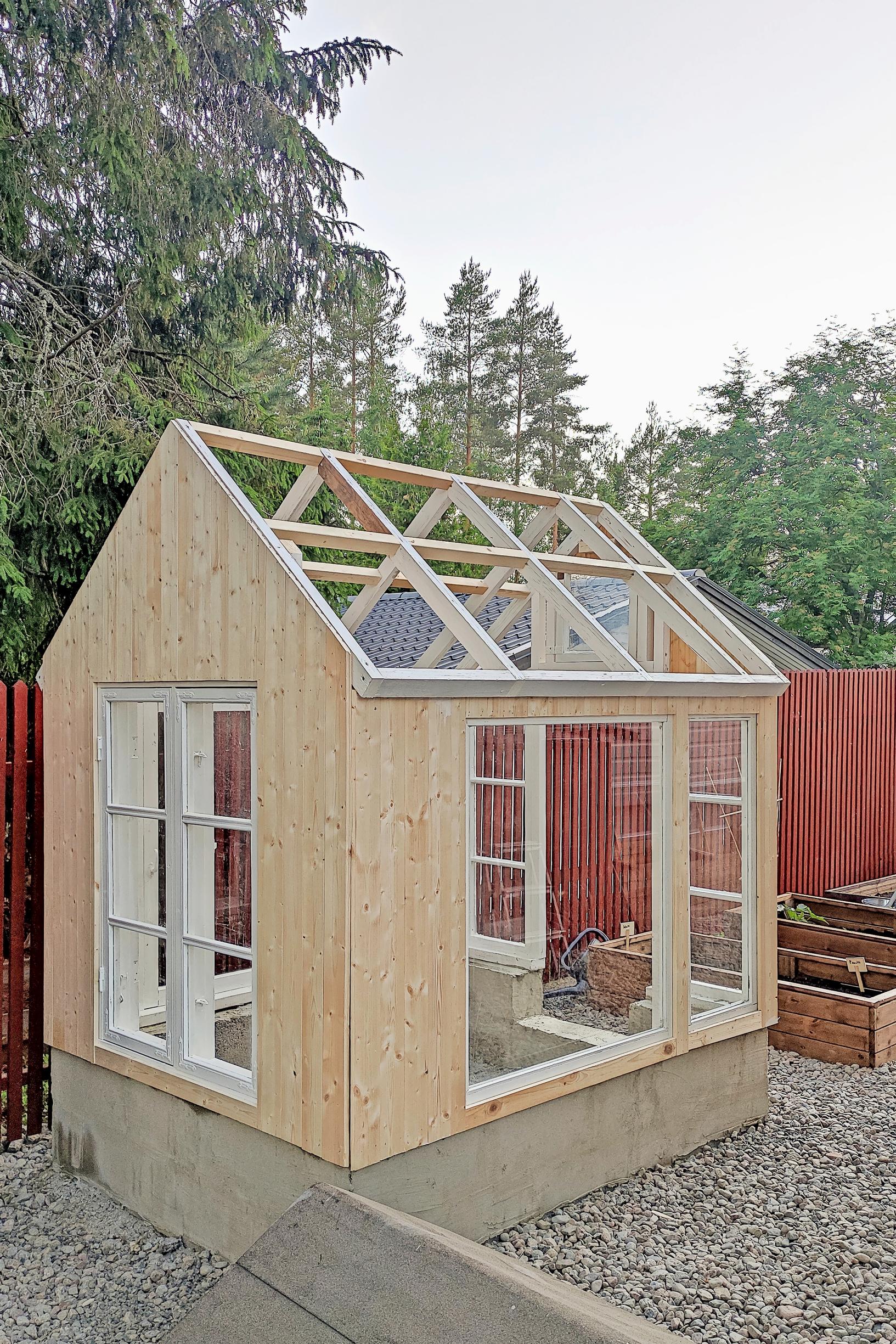 Photo of the greenhouse under construction.