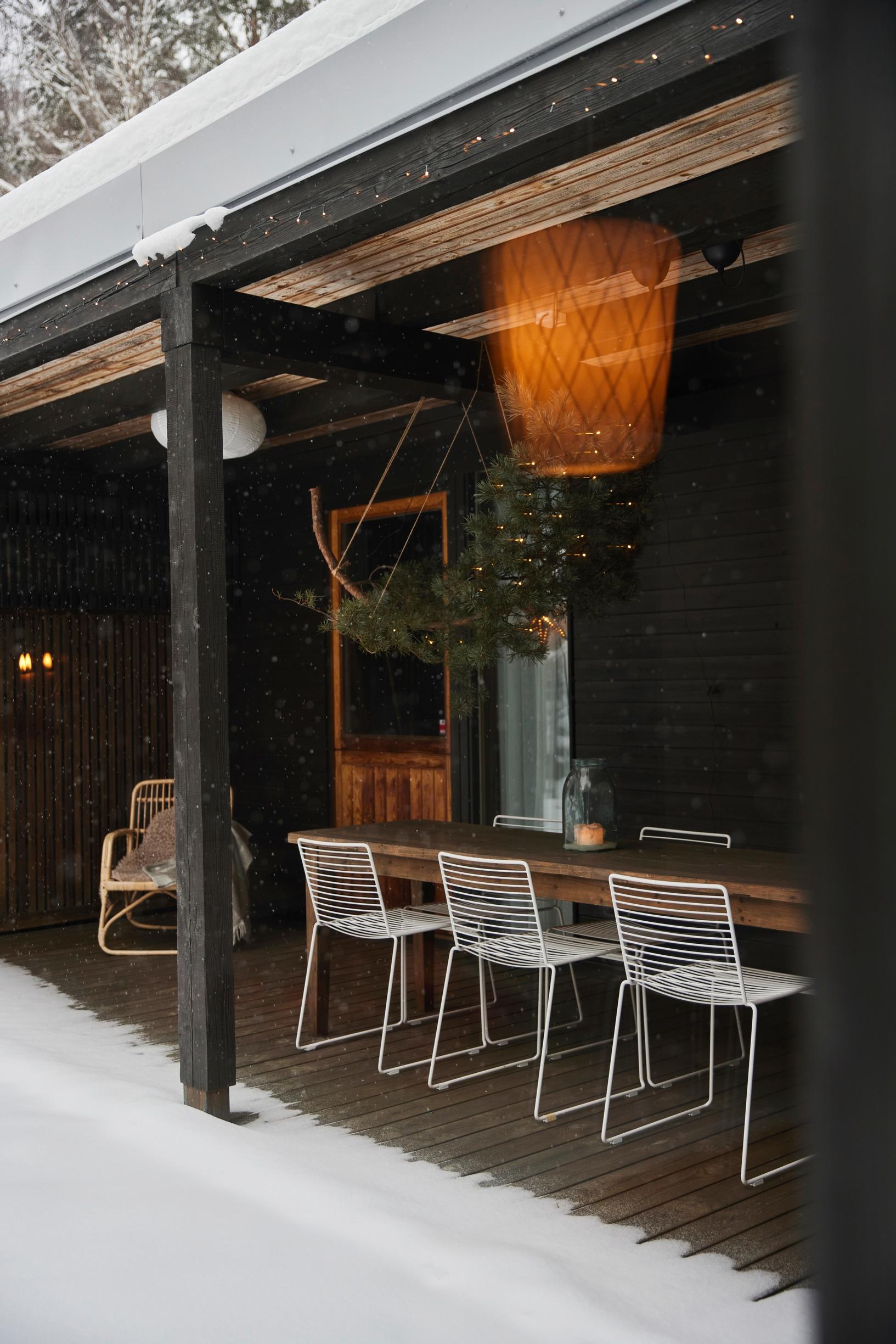 A dining spot in the atrium courtyard.