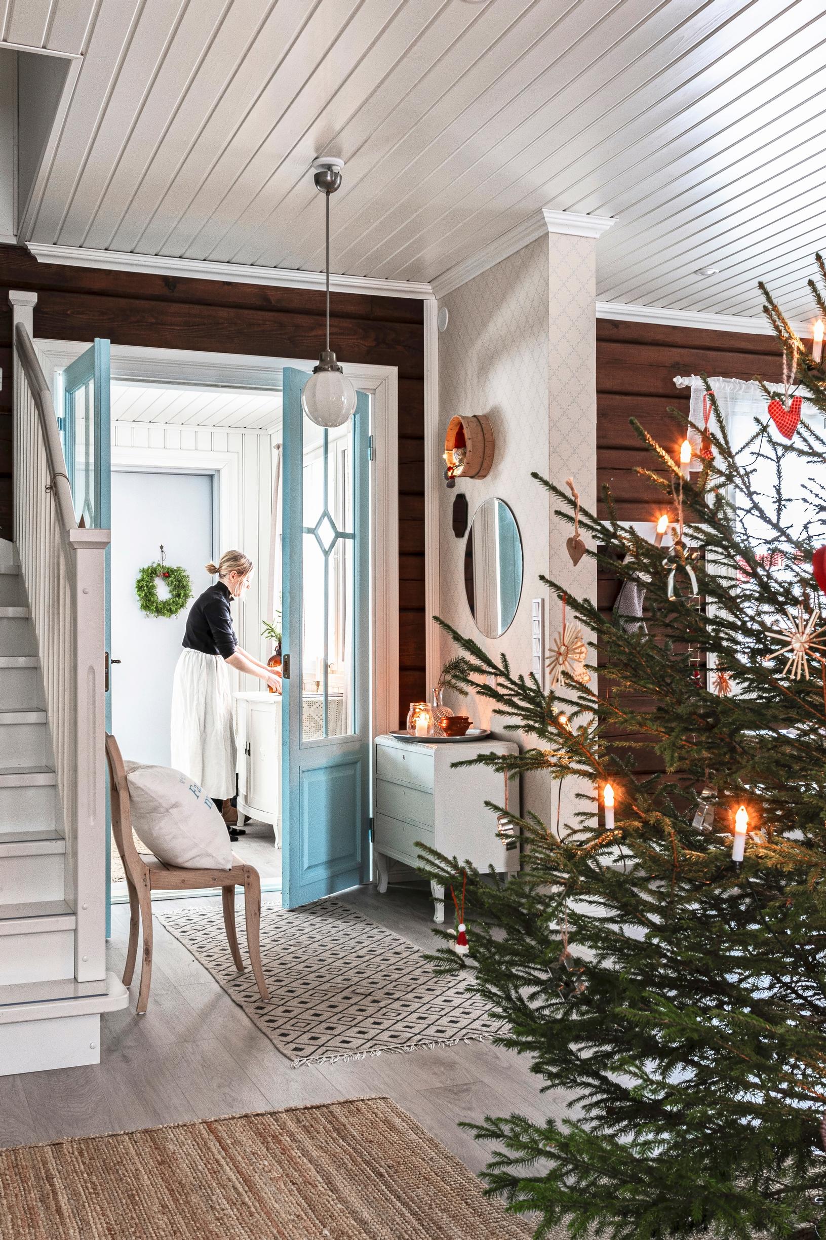 Turquoise double doors in the log house