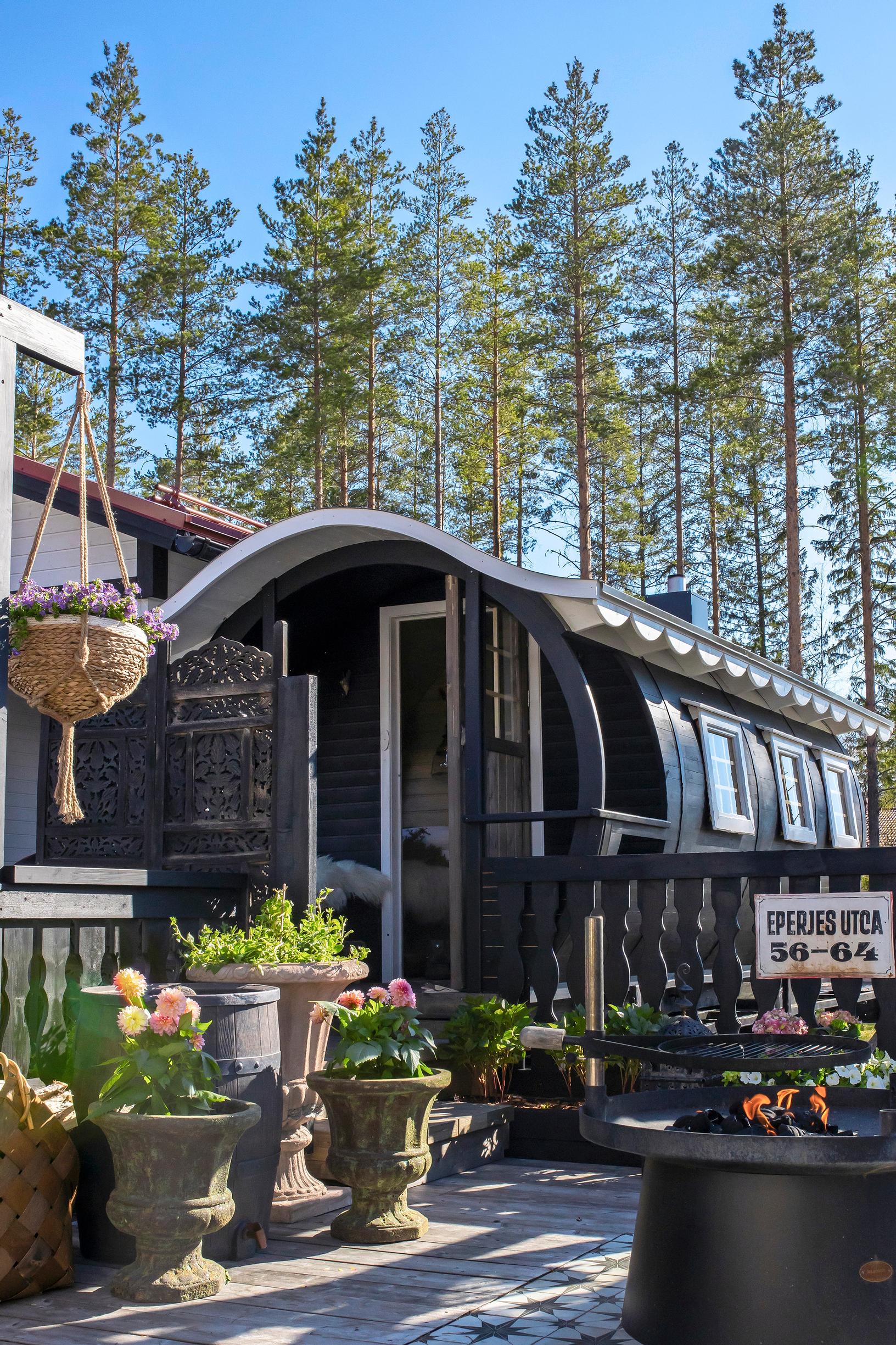 “We go on cottage visits with our own sauna”—This barrel sauna on wheels travels wherever the sunset is the prettiest