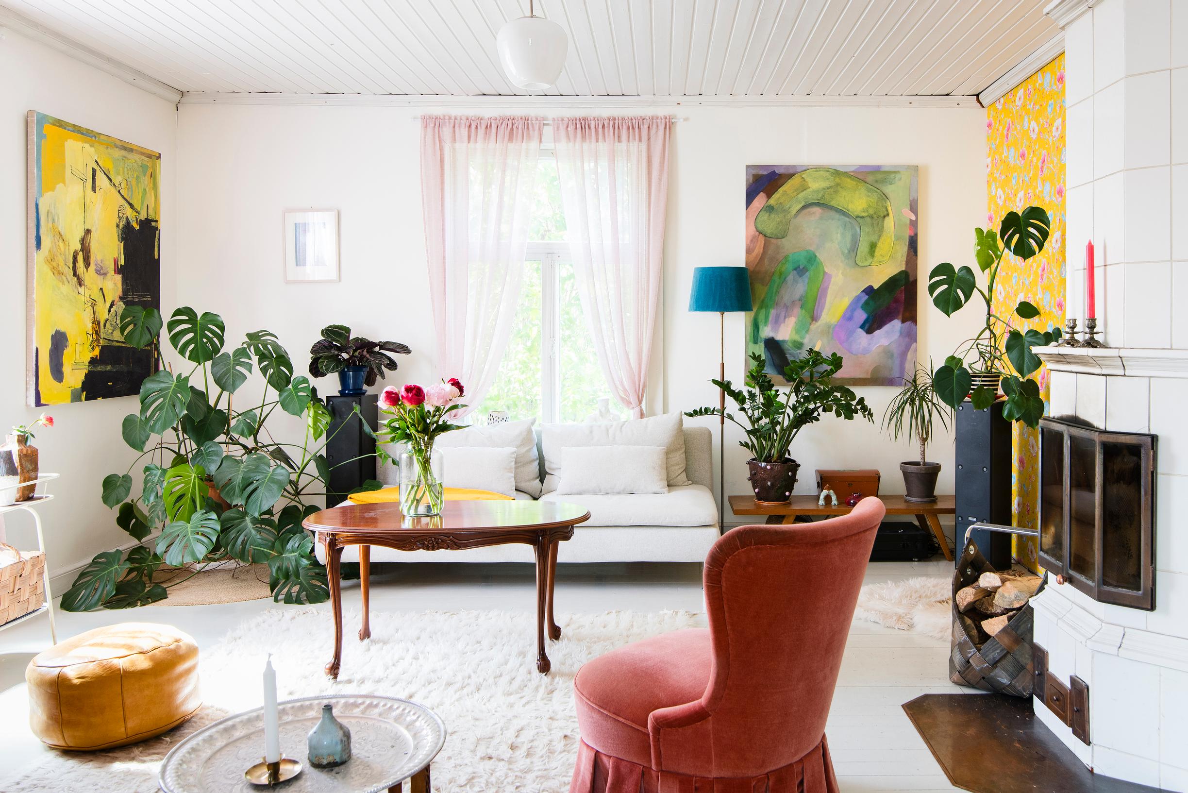 Photo of the living room furnished with vintage furniture.