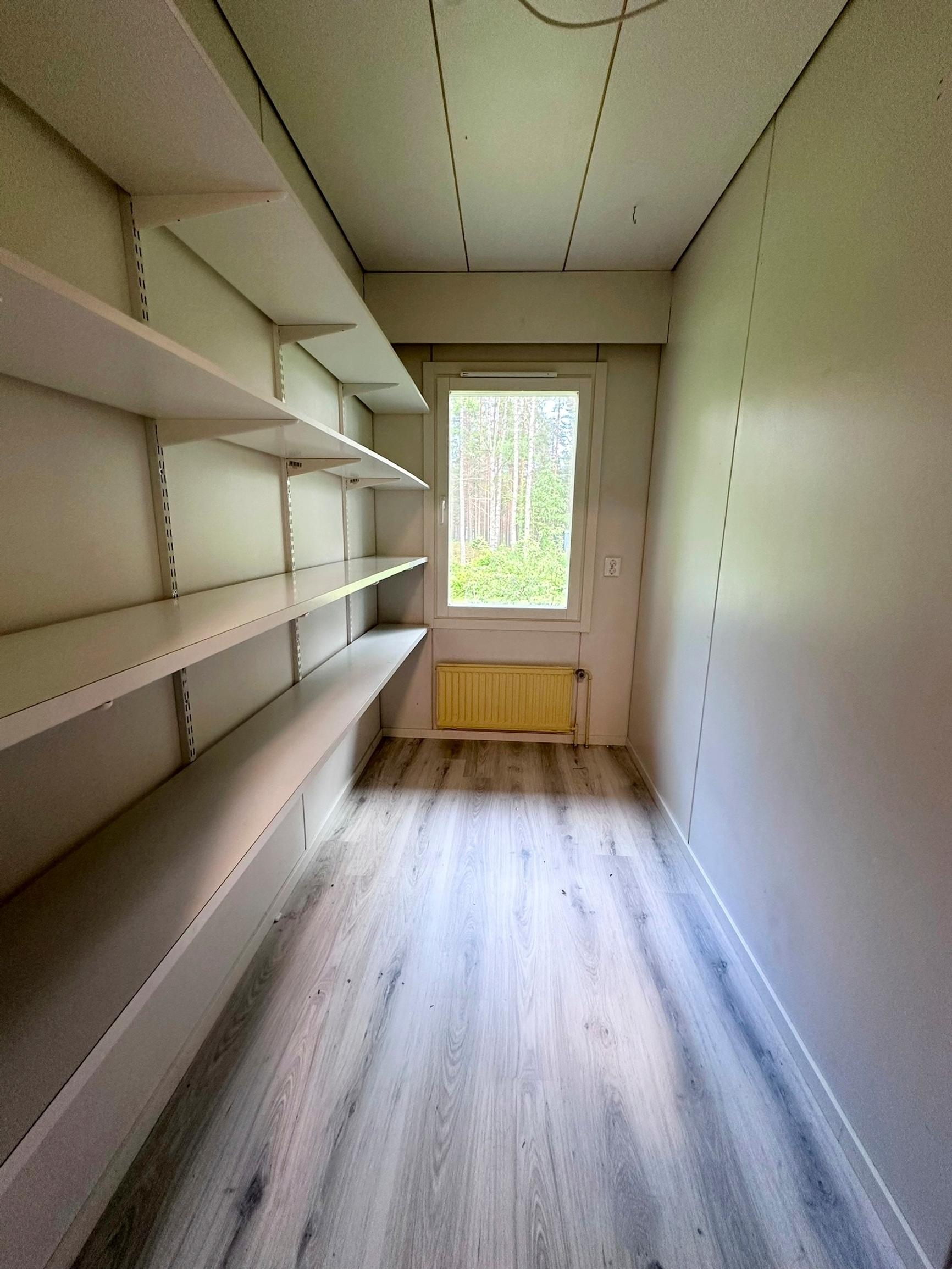Walk-in closet before the renovation