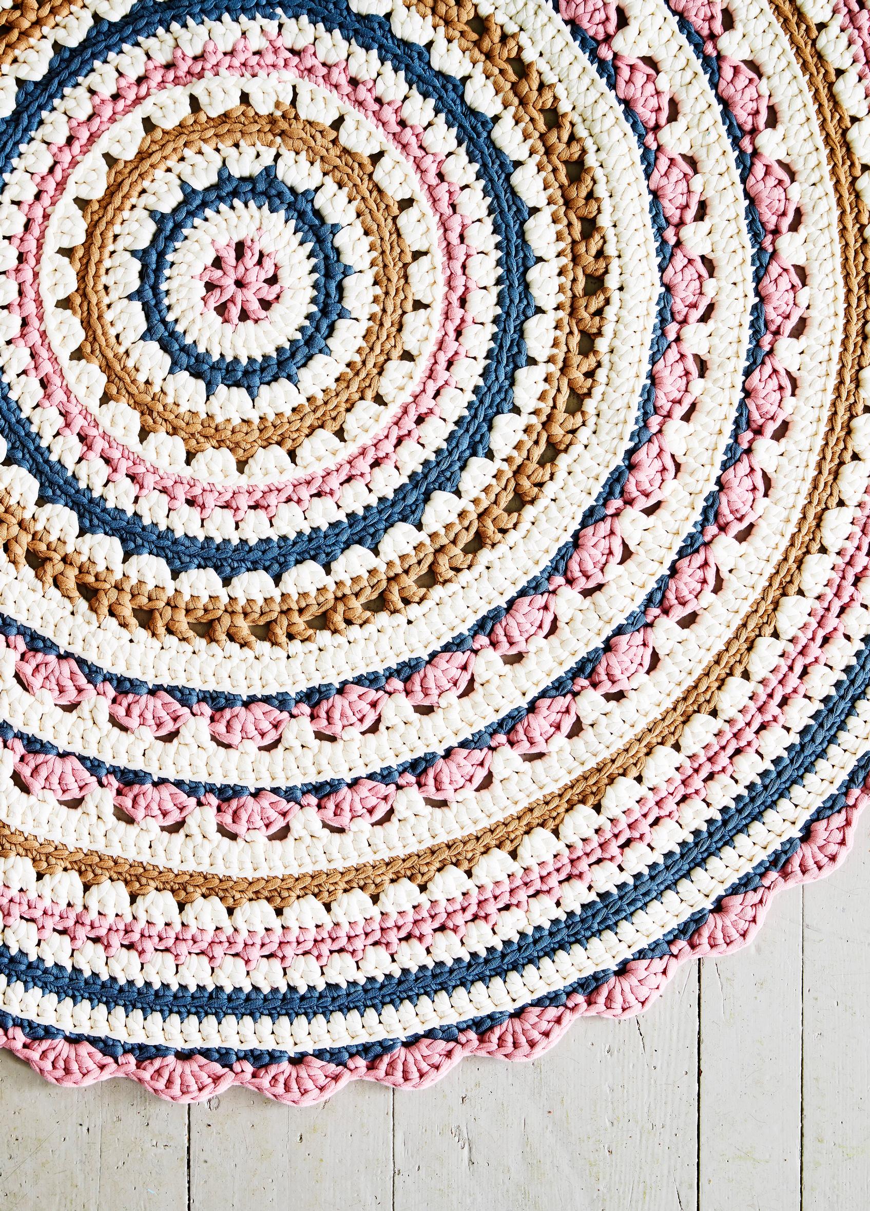Crochet rug with T-shirt yarn