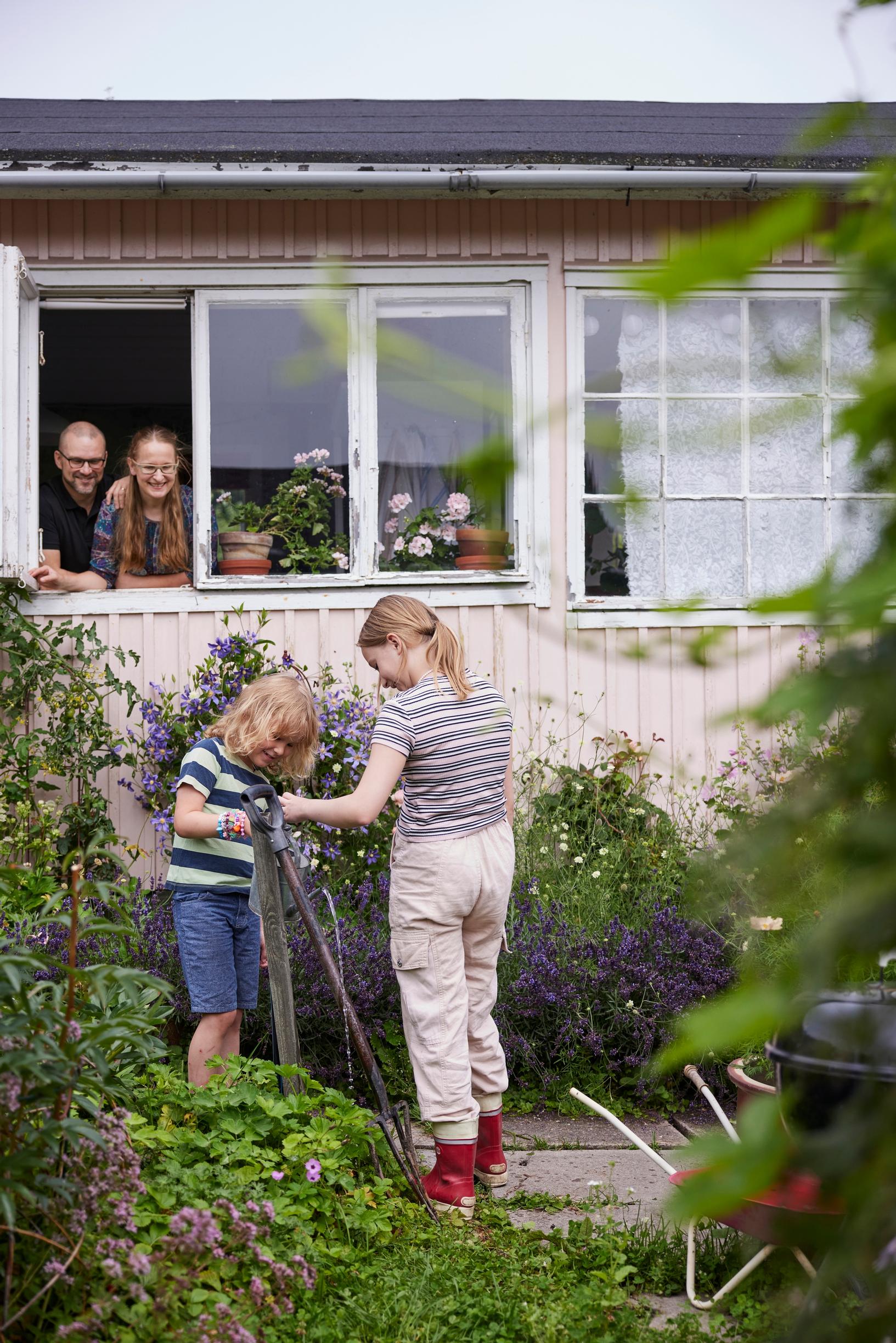 Satu and Tommi Koivisto with their children