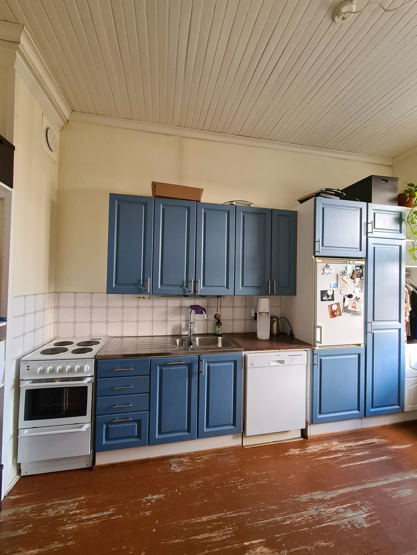 The kitchen’s 1990s-era built-in cabinets before the renovation.