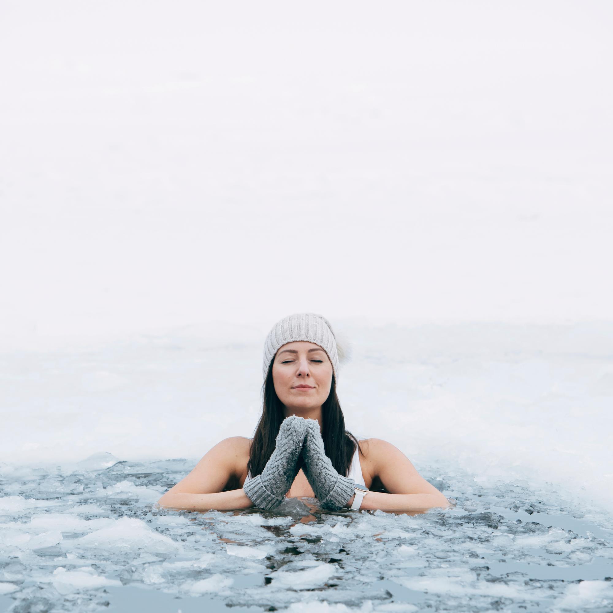 3 reasons to fall in with love ice bathing—and how to get the same benefits at home