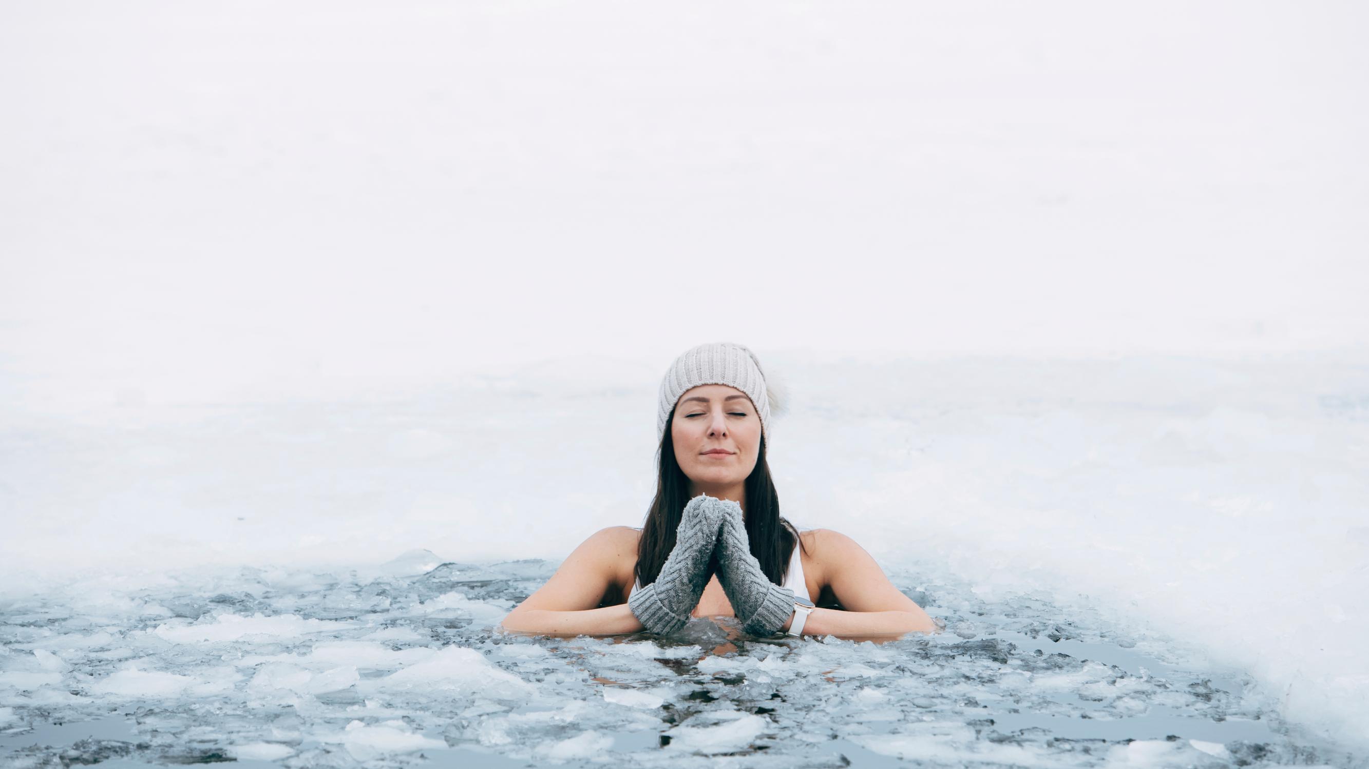 3 reasons to fall in with love ice bathing—and how to get the same benefits at home