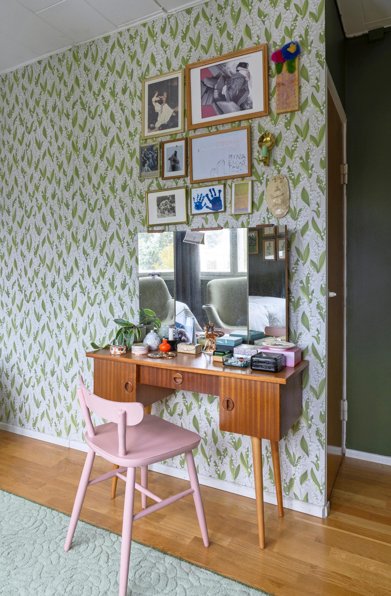 Lily-of-the-valley wallpaper and dressing table