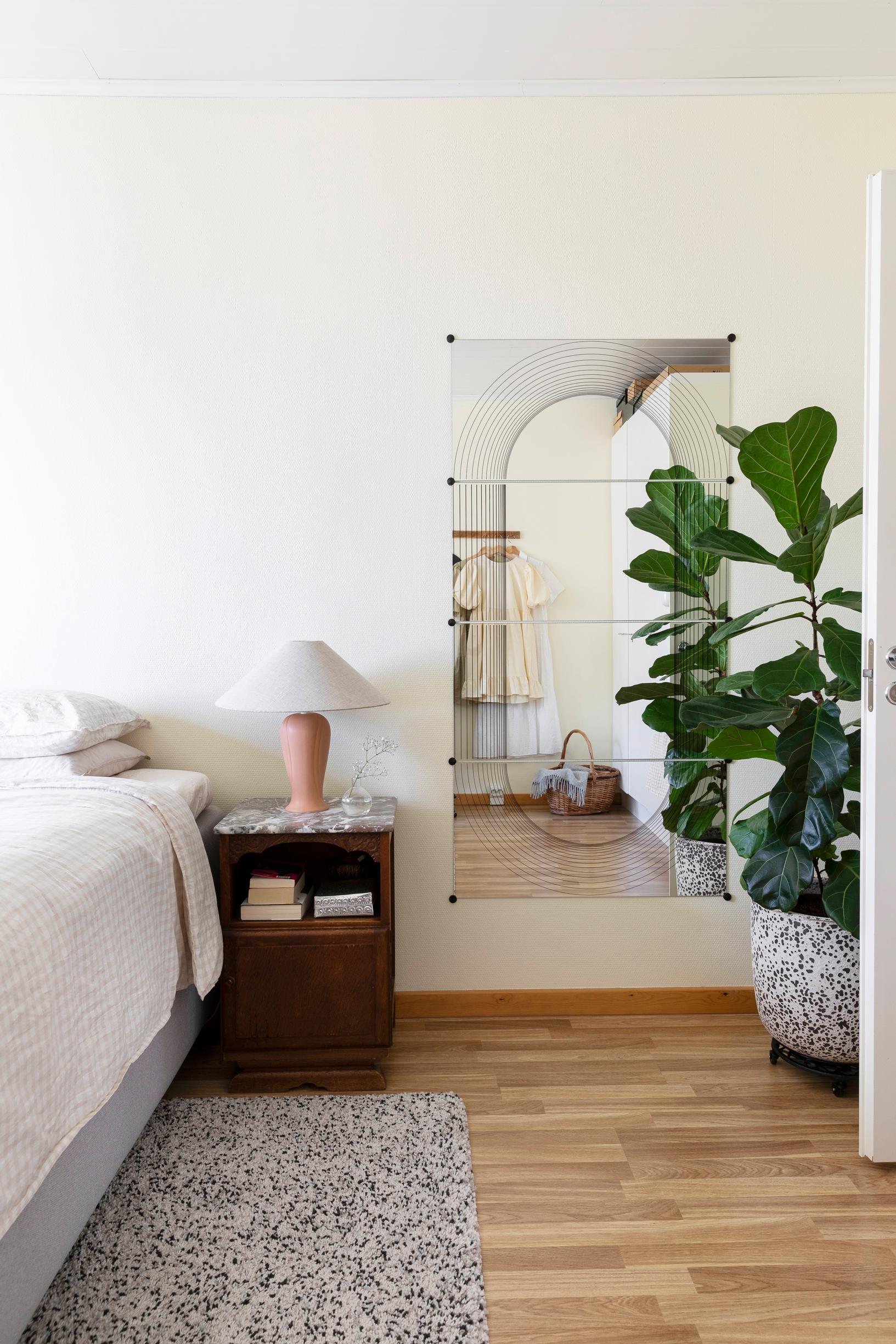 Panel mirror in the bedroom