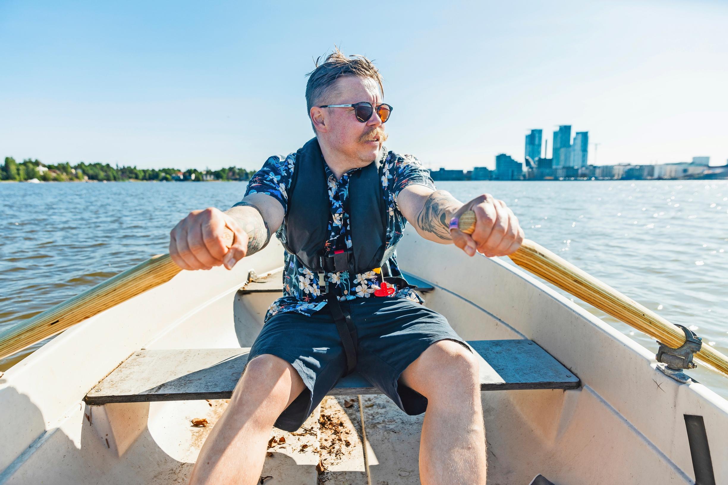 Pasi rowing on Vanhankaupunginlahti in Helsinki