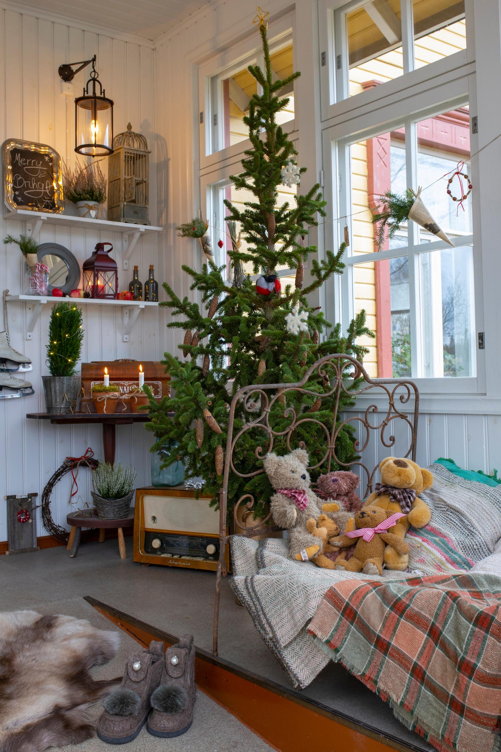 A Christmas tree and teddy bears