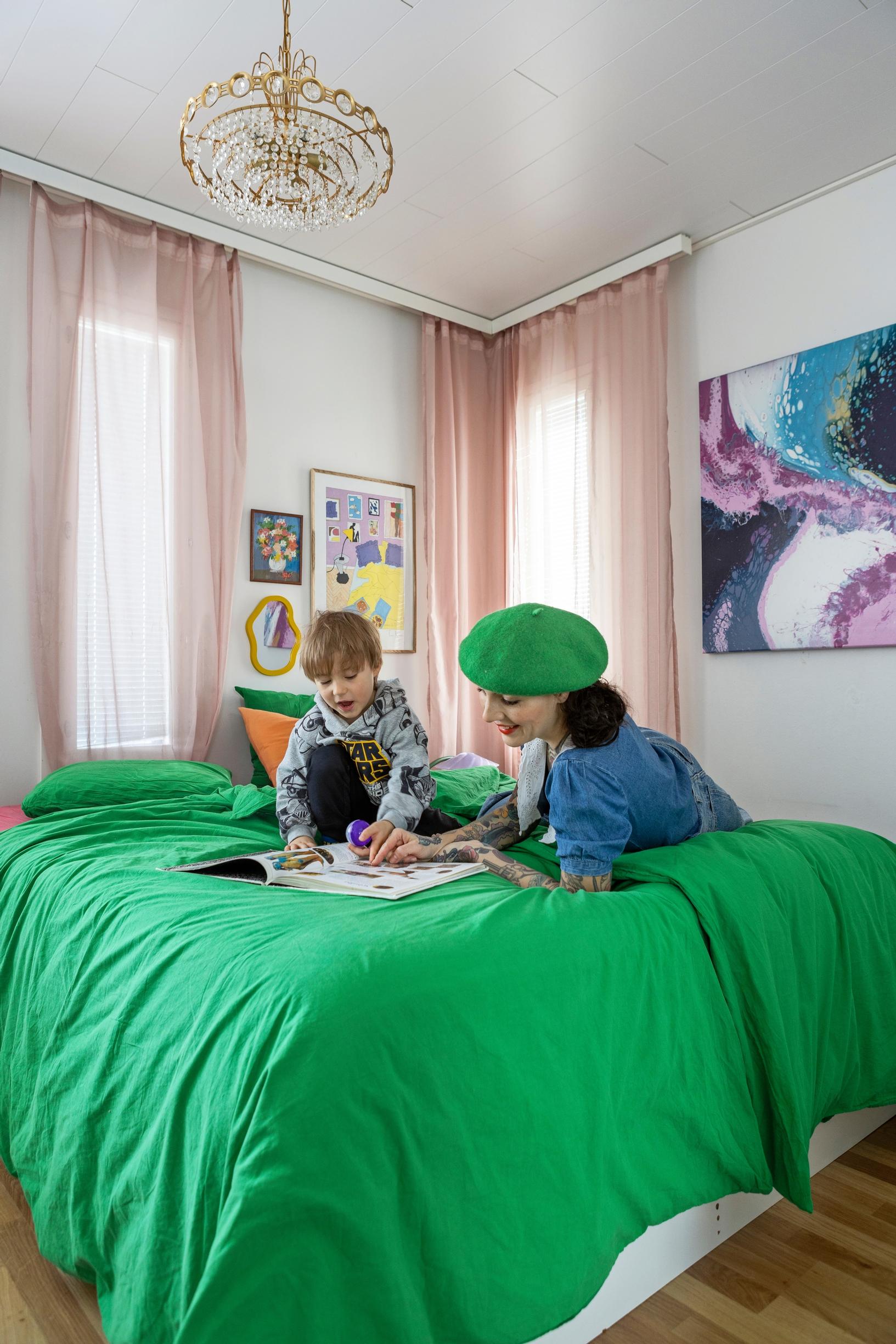 Patricia and Verneri in the bedroom.
