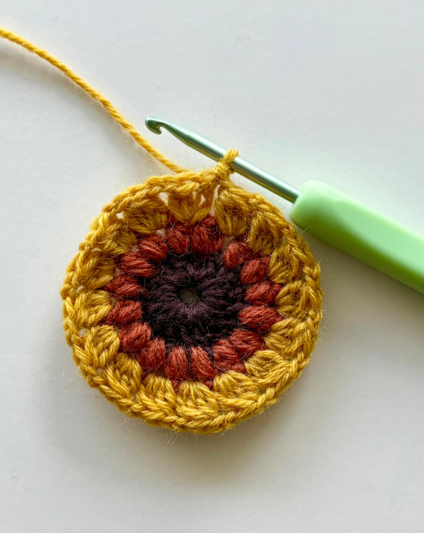 Sunflower granny square round 3