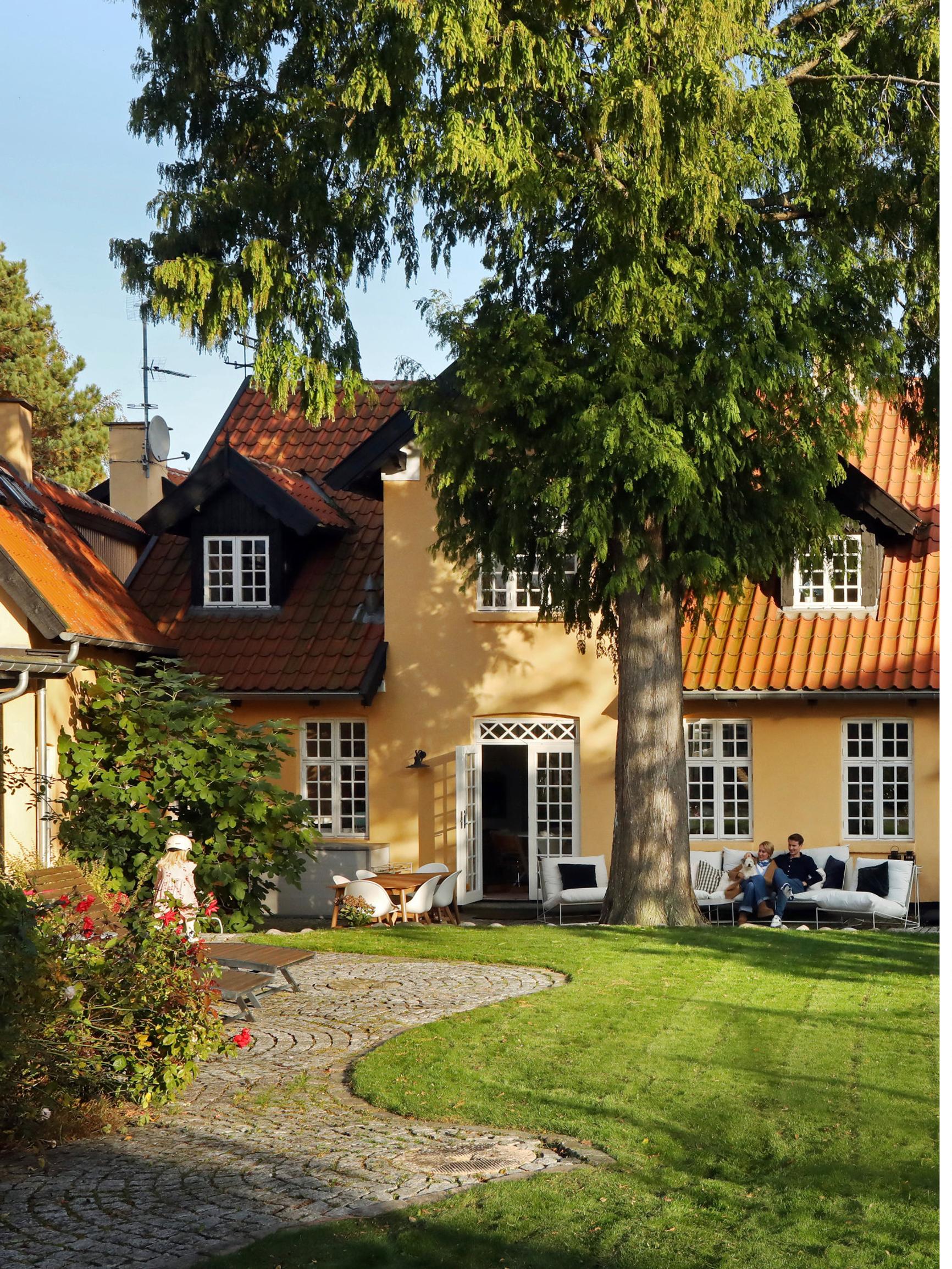 Finnish Jasmin’s family rented an 1880s merchant’s house near Copenhagen: “Being surrounded by beauty eases homesickness”