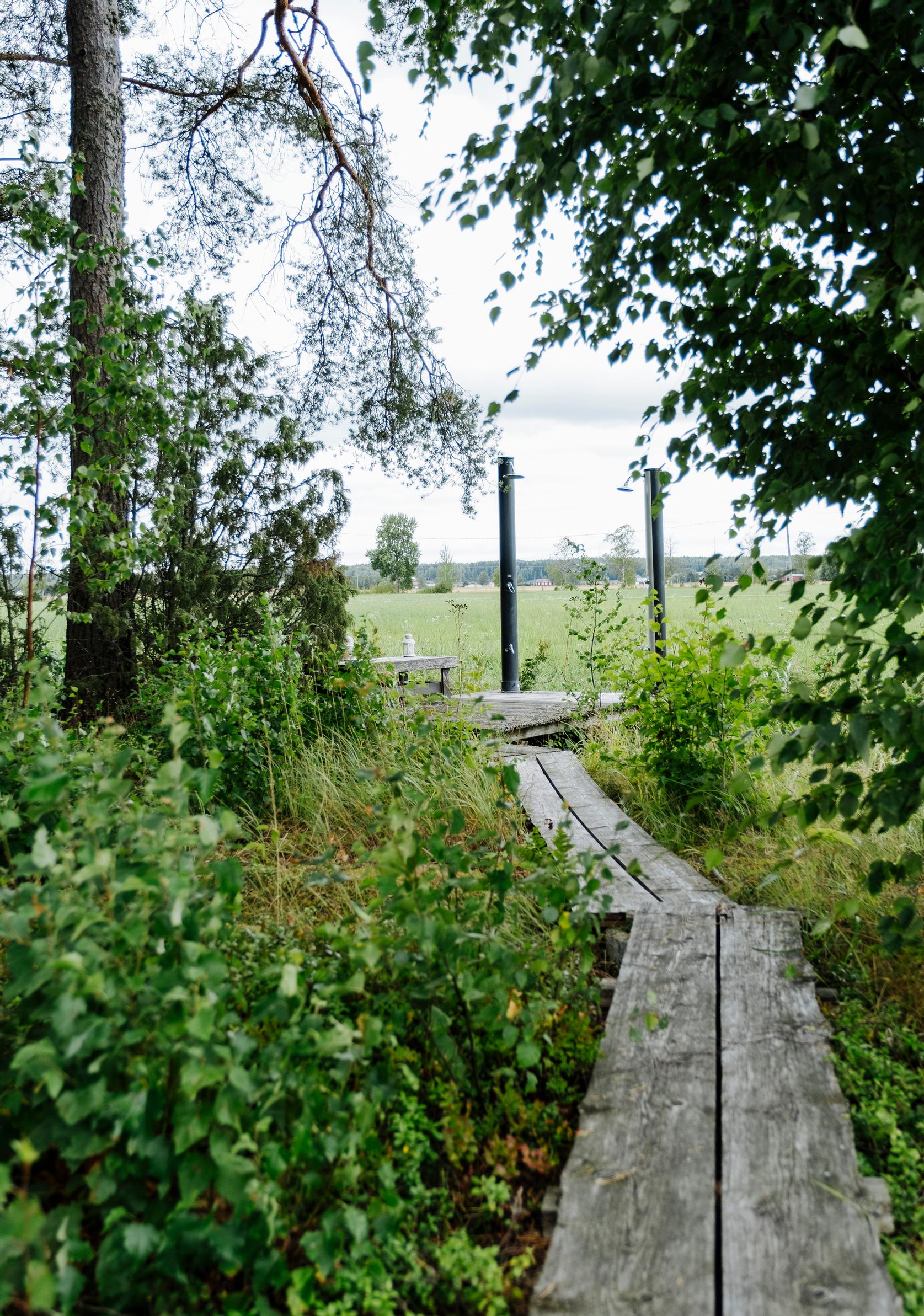 Boardwalks in the courtyard of Villa Mandala