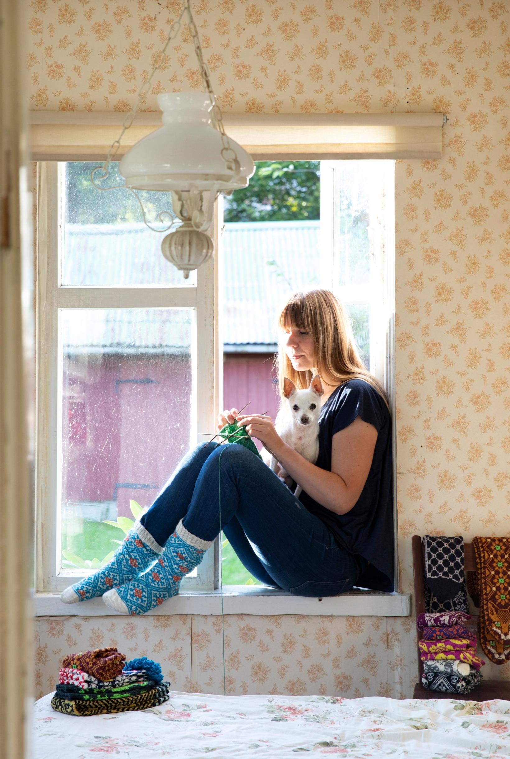 Lumi Karmitsa knitting on a windowsill