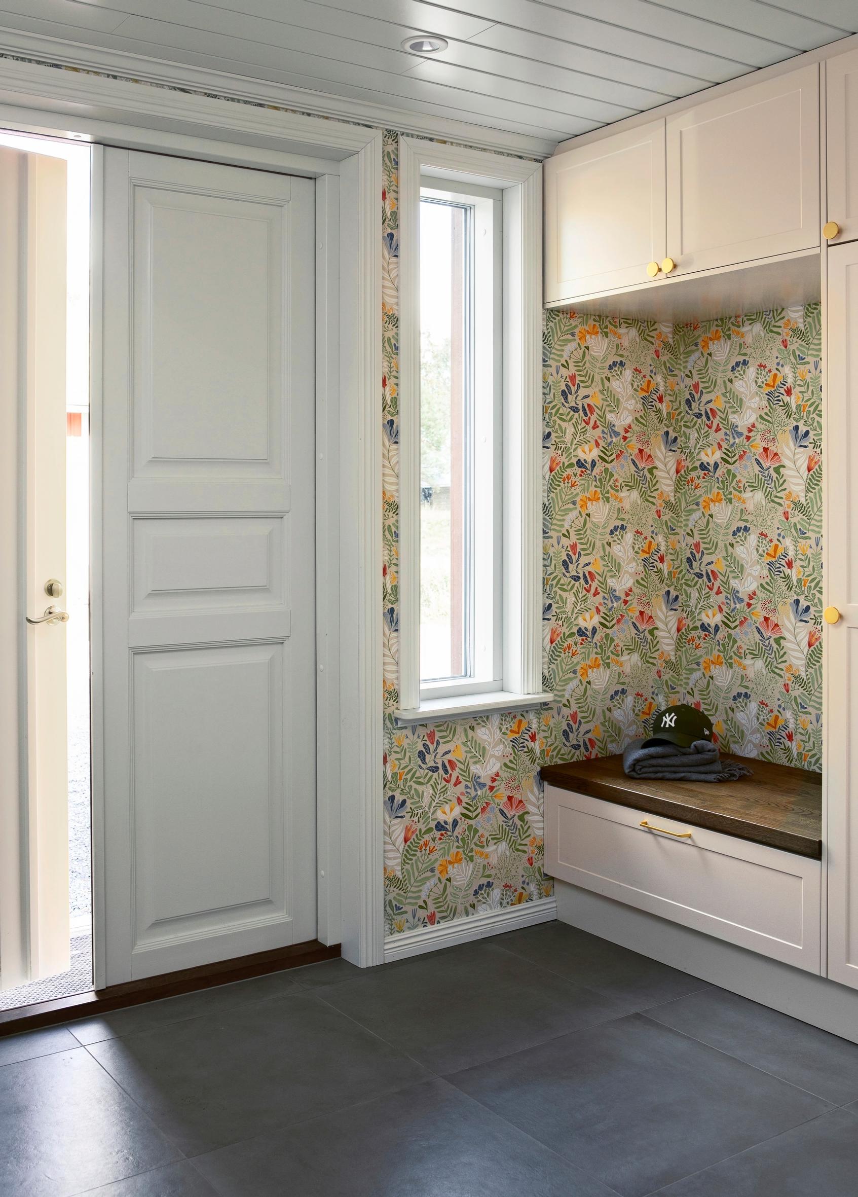 Midbec’s Brittsommar wallpaper in the hallway