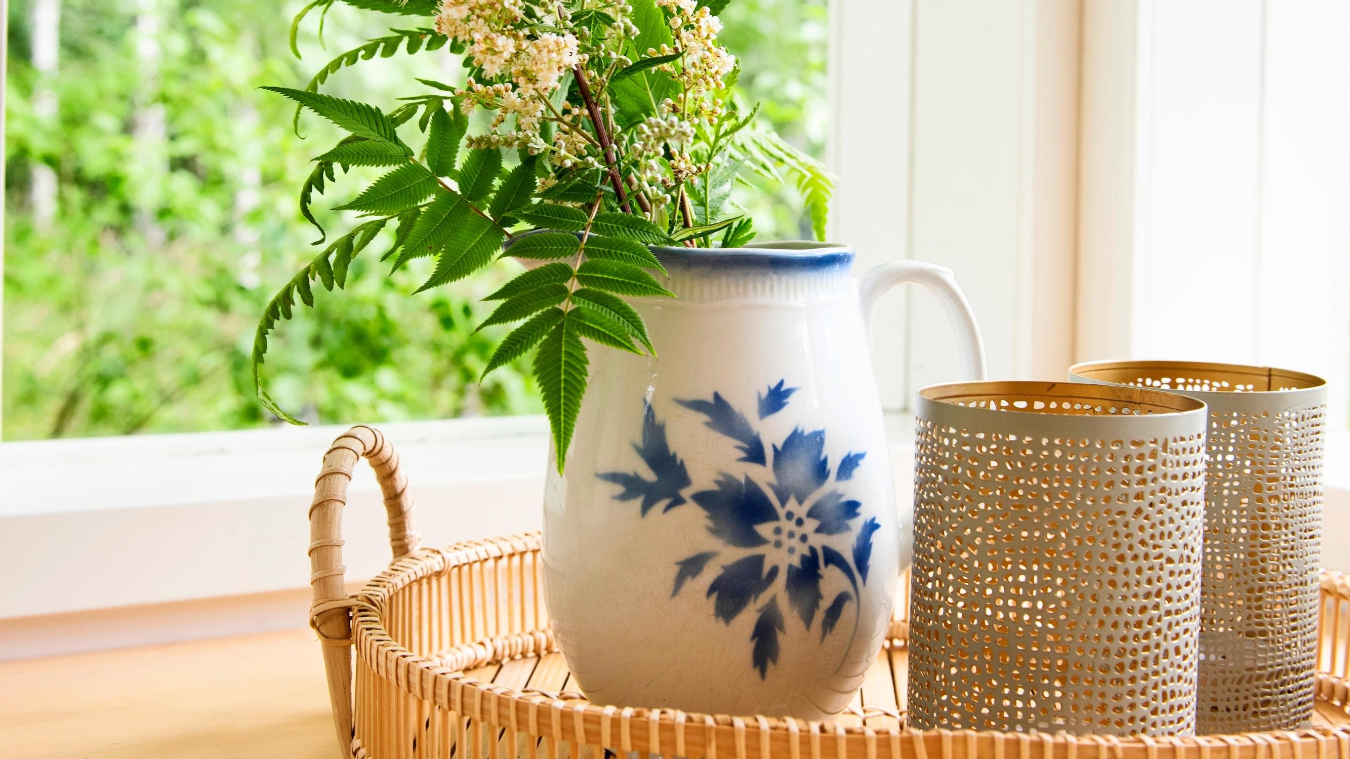 12 creative ways to use your old Arabia milk pitcher—it’s the perfect vase and more!