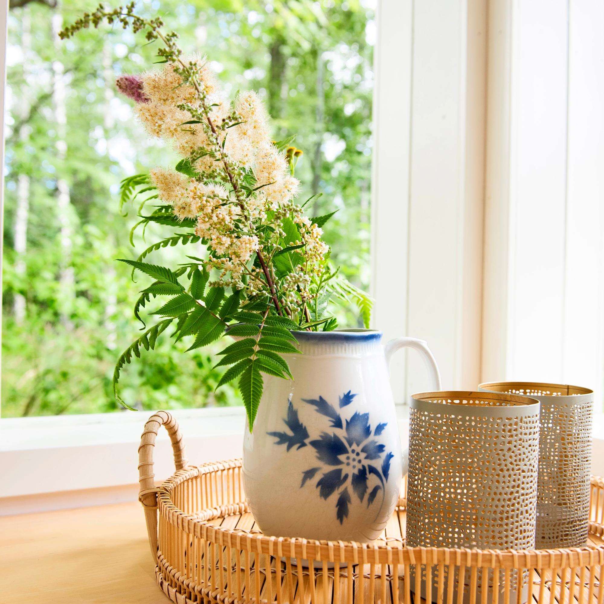 12 creative ways to use your old Arabia milk pitcher—it’s the perfect vase and more!