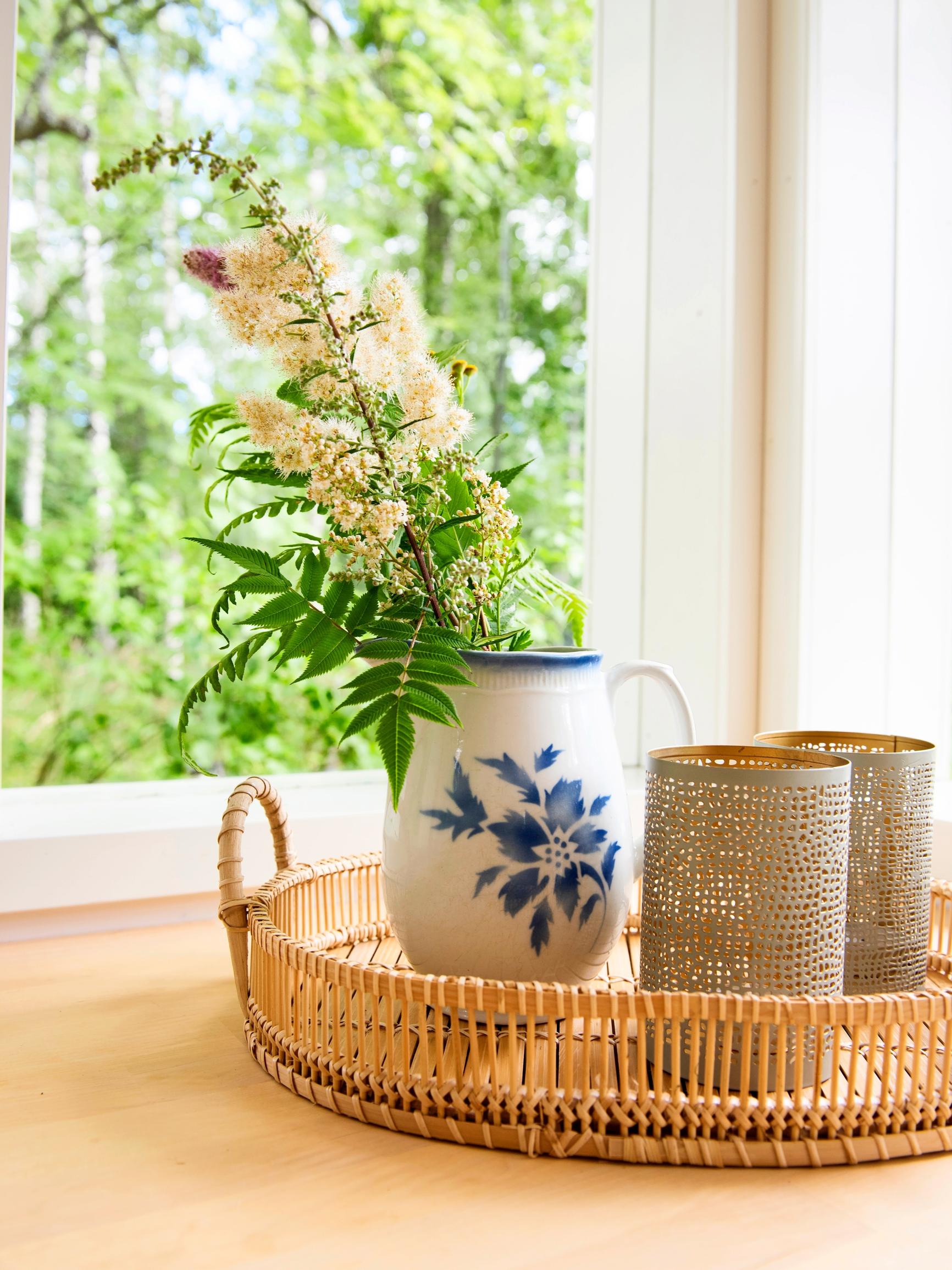 12 creative ways to use your old Arabia milk pitcher—it’s the perfect vase and more!