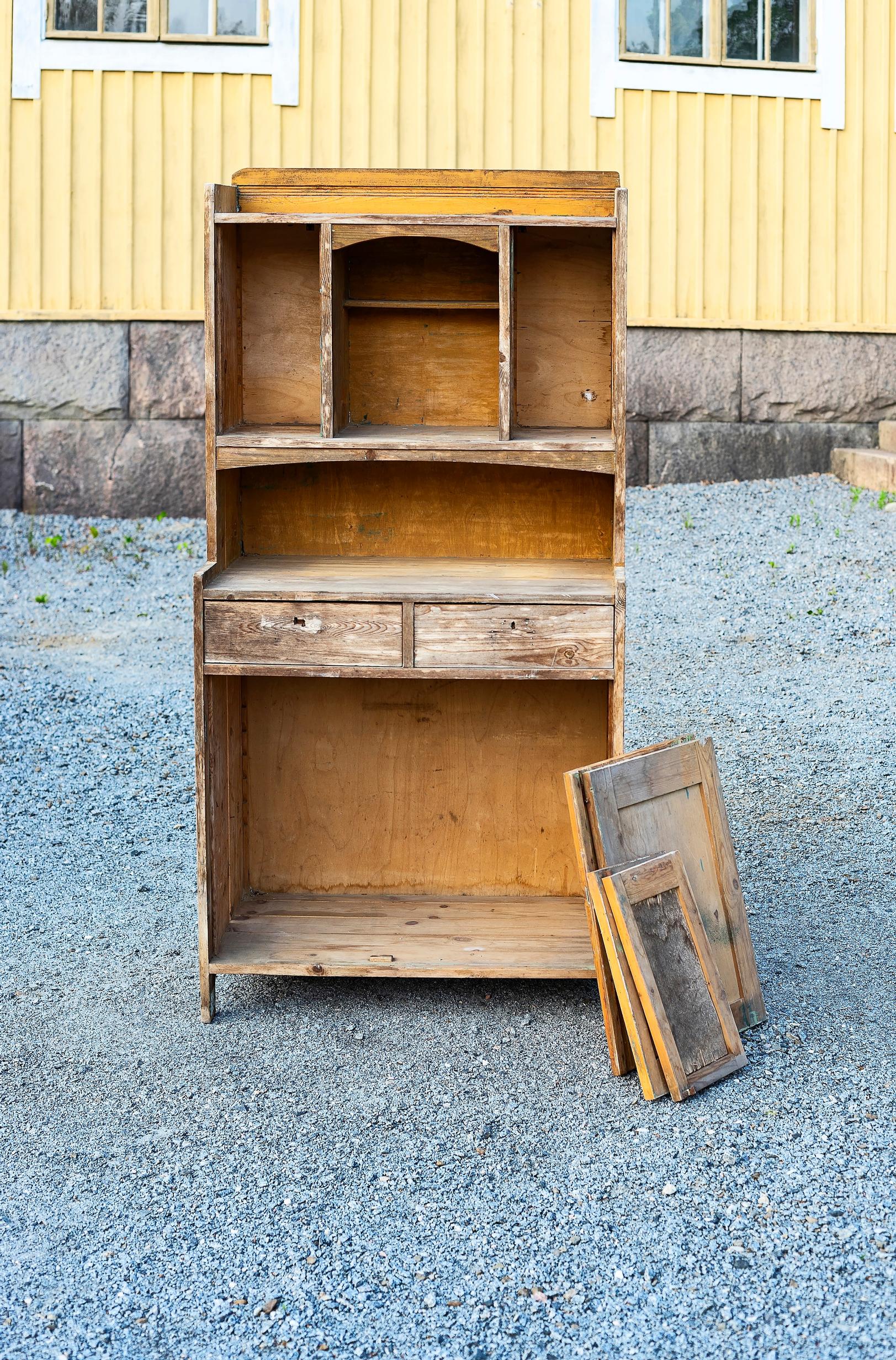 Cleaning the cabinet after filling