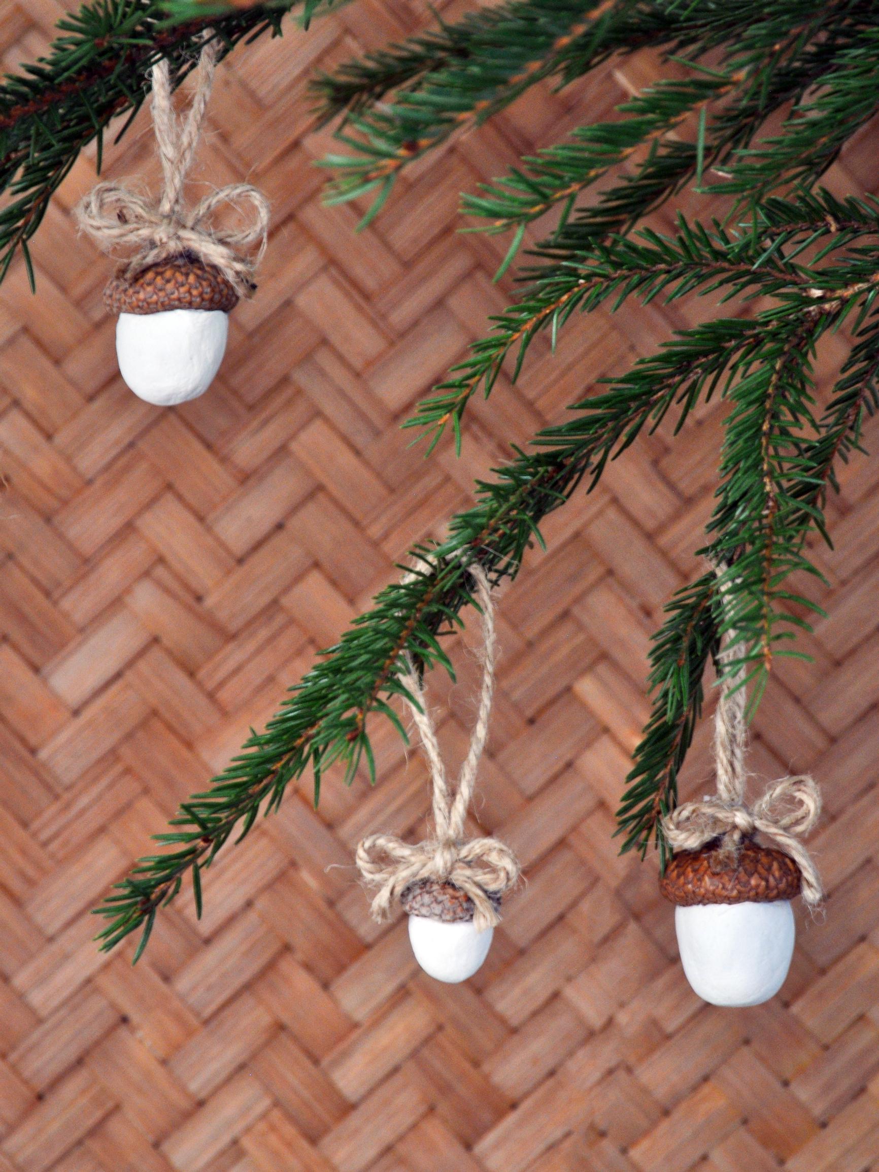 Craft enchanting acorn ornaments: perfect for your Christmas tree and fall décor