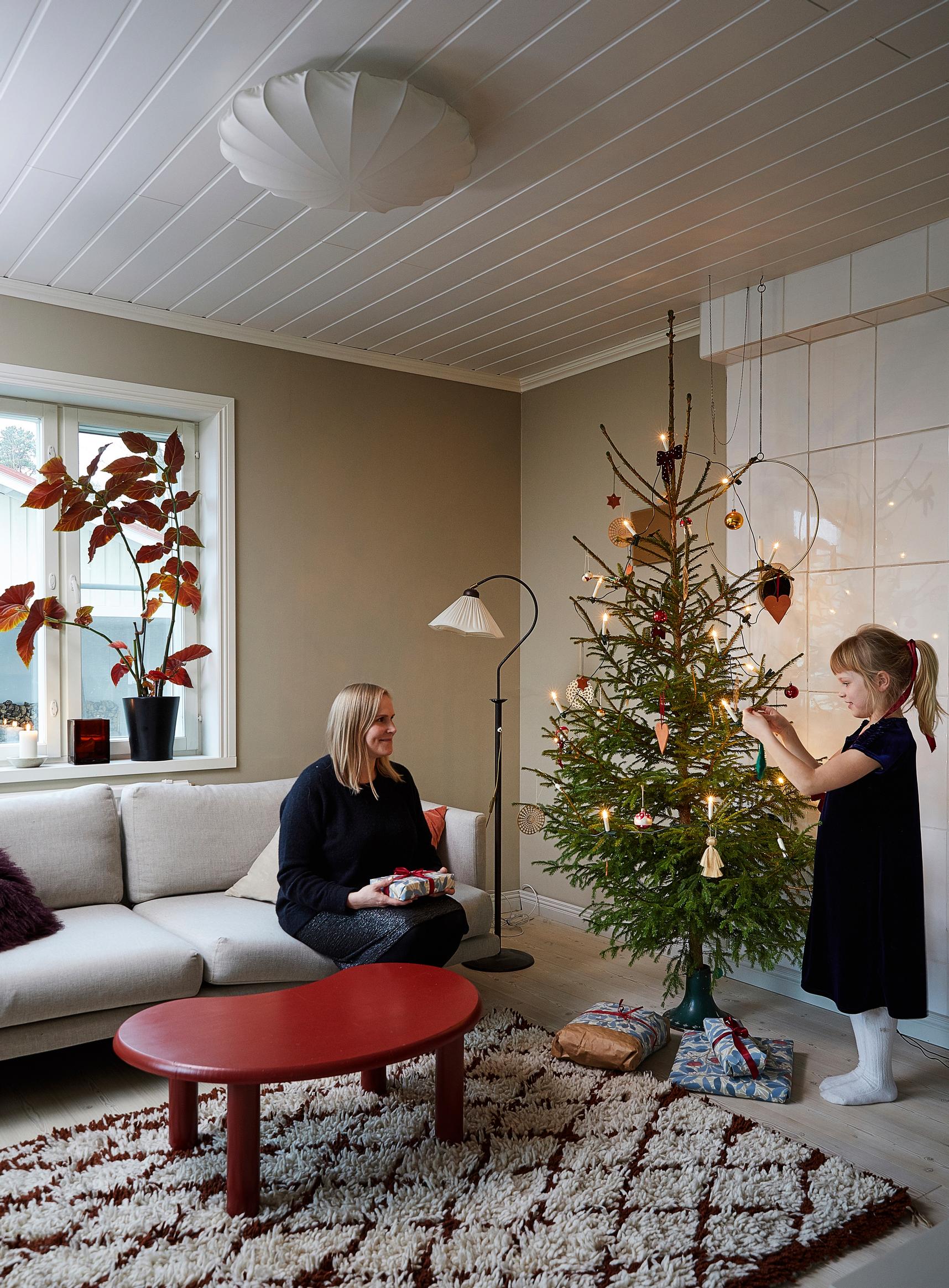 Maiju and daughter Aina decorating the Christmas tree