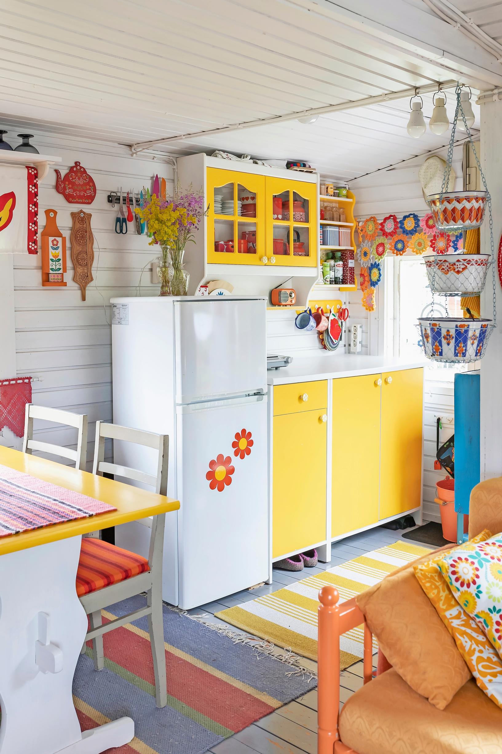A garden allotment cottage kitchen featuring the Kettukarkki print