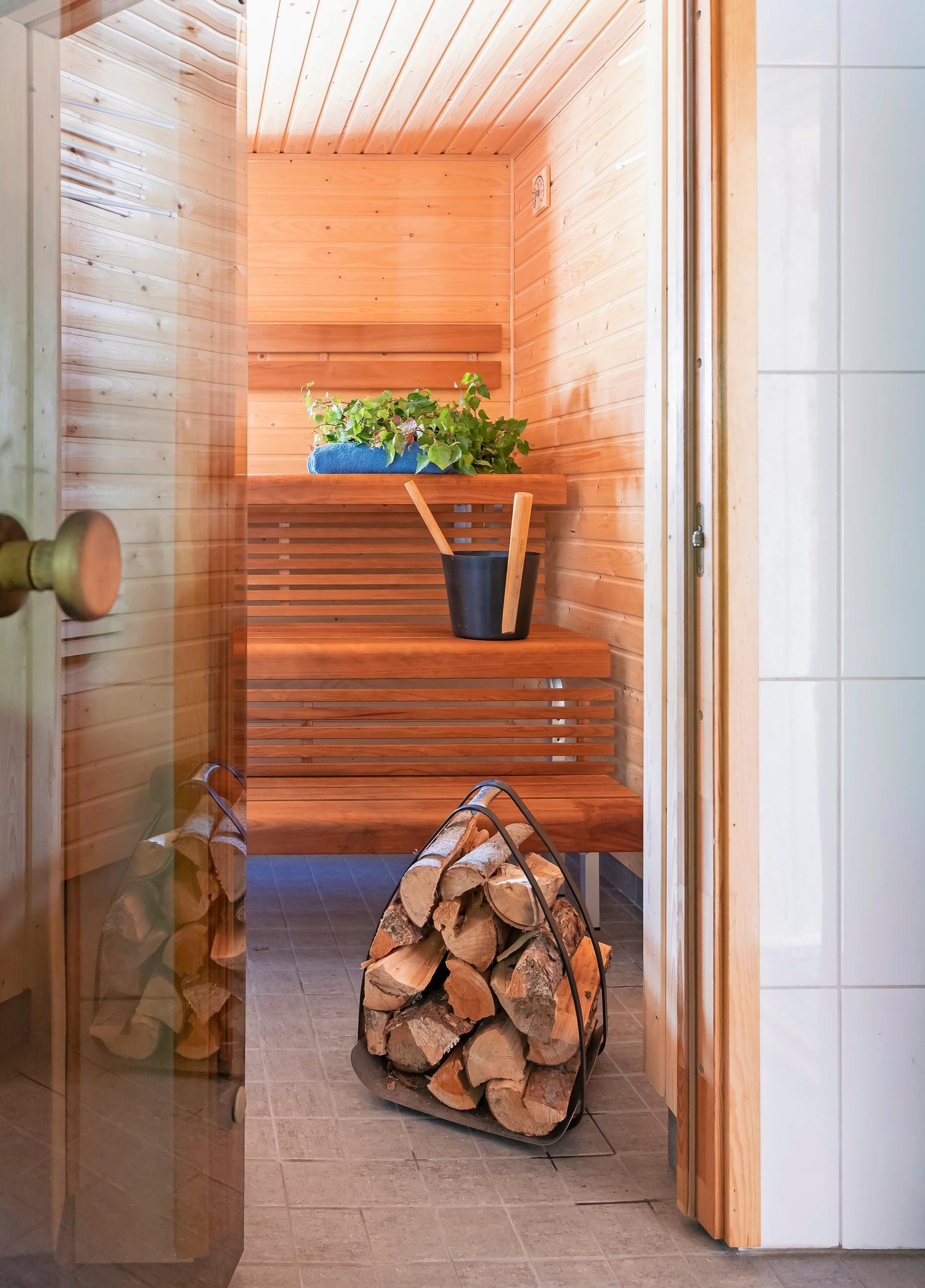 Lift-up benches in the sauna