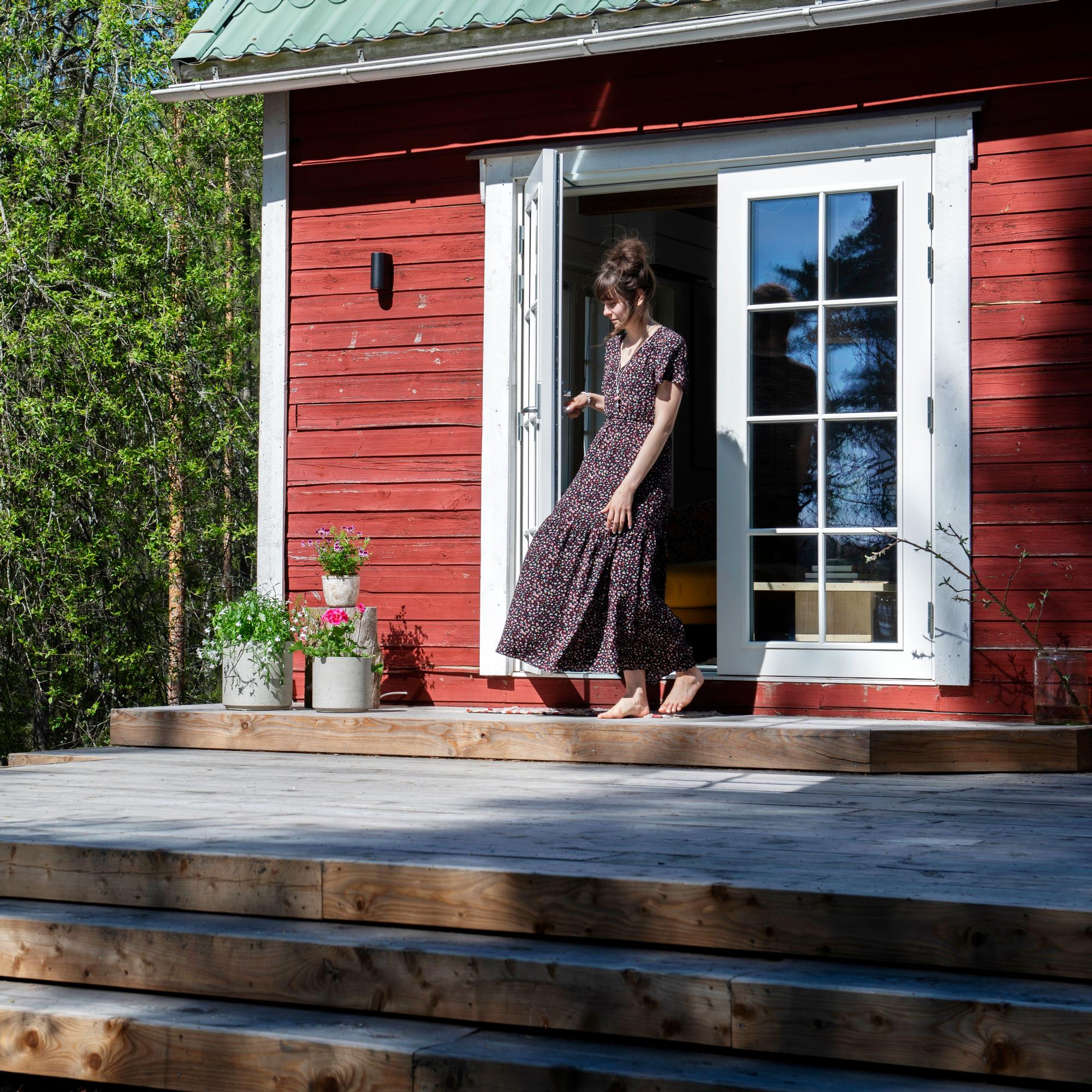 A bathtub and extra-wide bed in the attic! An old, small log cabin from their childhood village fell right into Essi and Valtteri’s laps