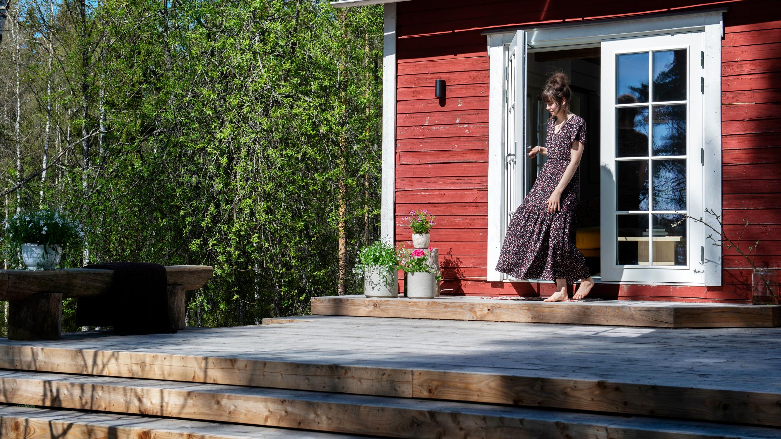 A bathtub and extra-wide bed in the attic! An old, small log cabin from their childhood village fell right into Essi and Valtteri’s laps
