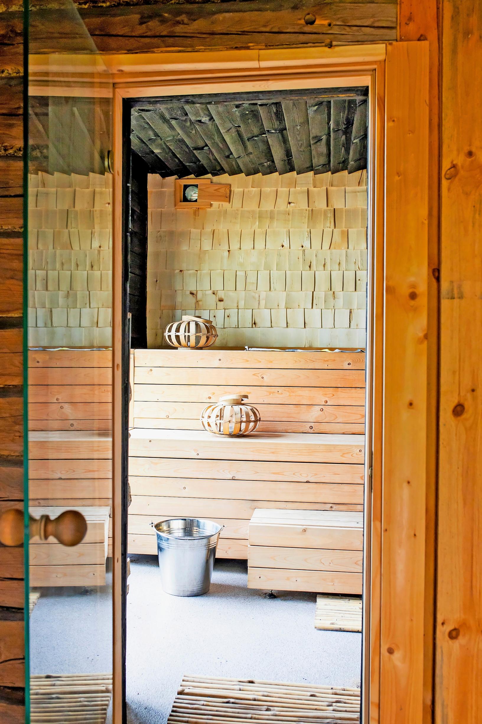 Unique saunas: End wall covered with shingles in a hewn log sauna