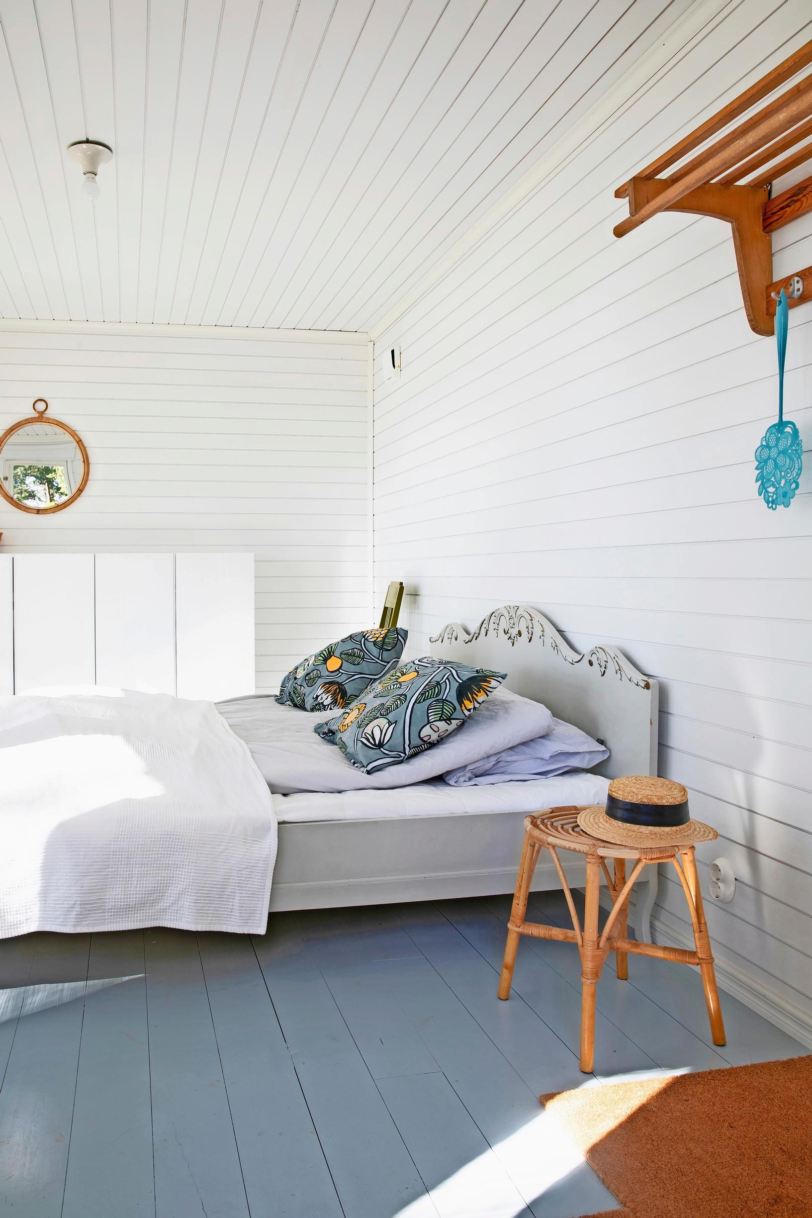 Guest room: Rustic-style bed and a half-height wardrobe