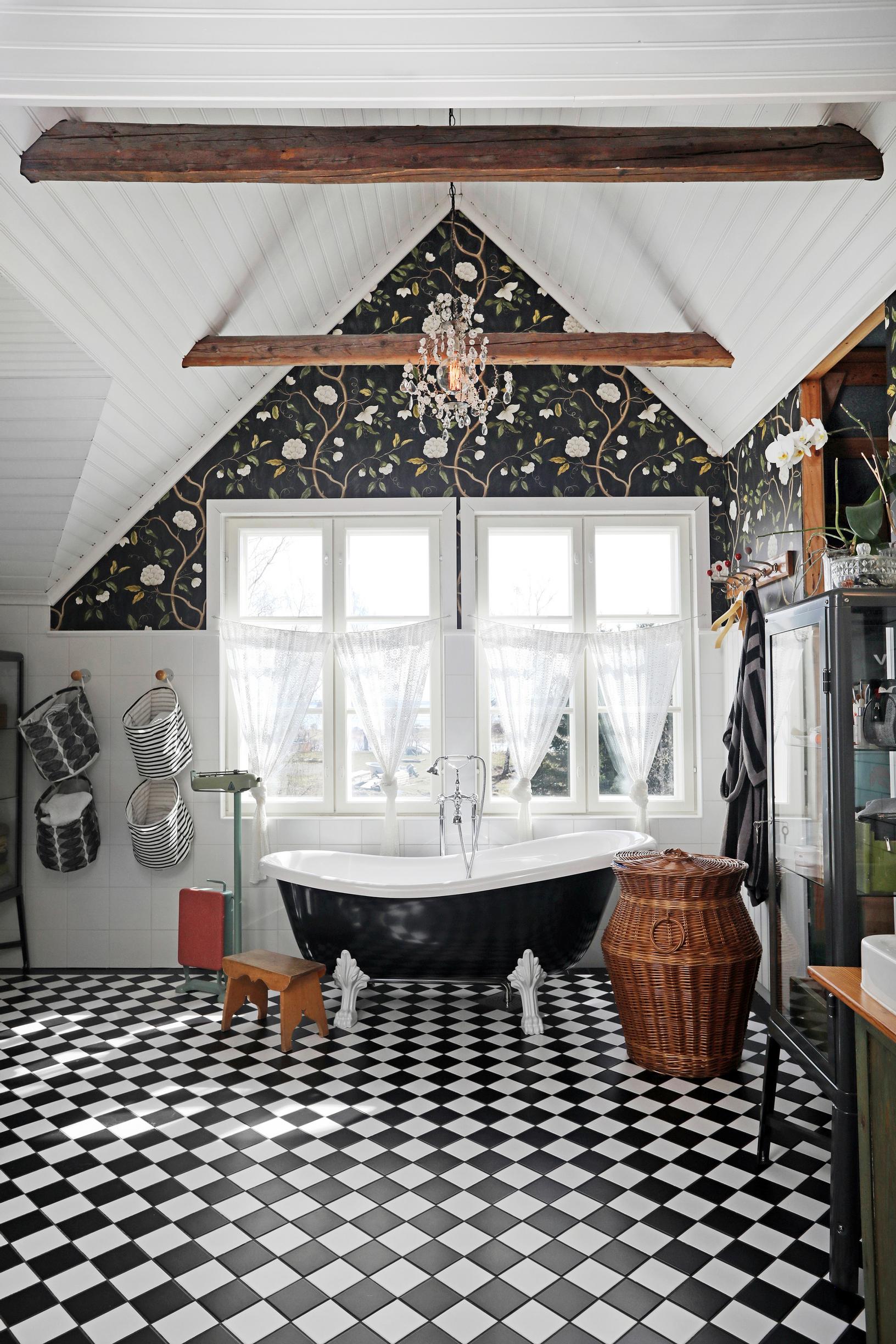 Black and white bathroom.