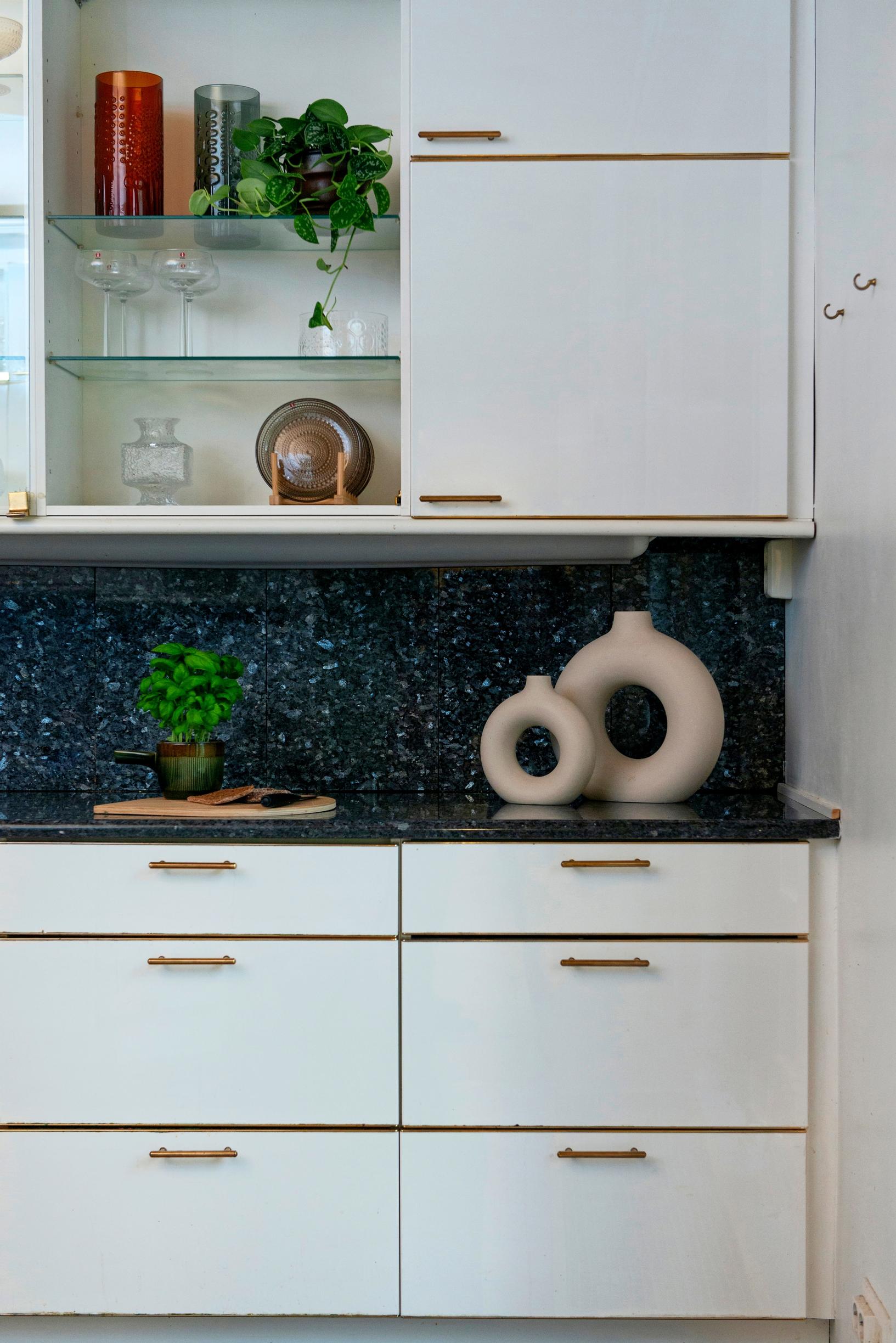 Image of a 1980s kitchen.