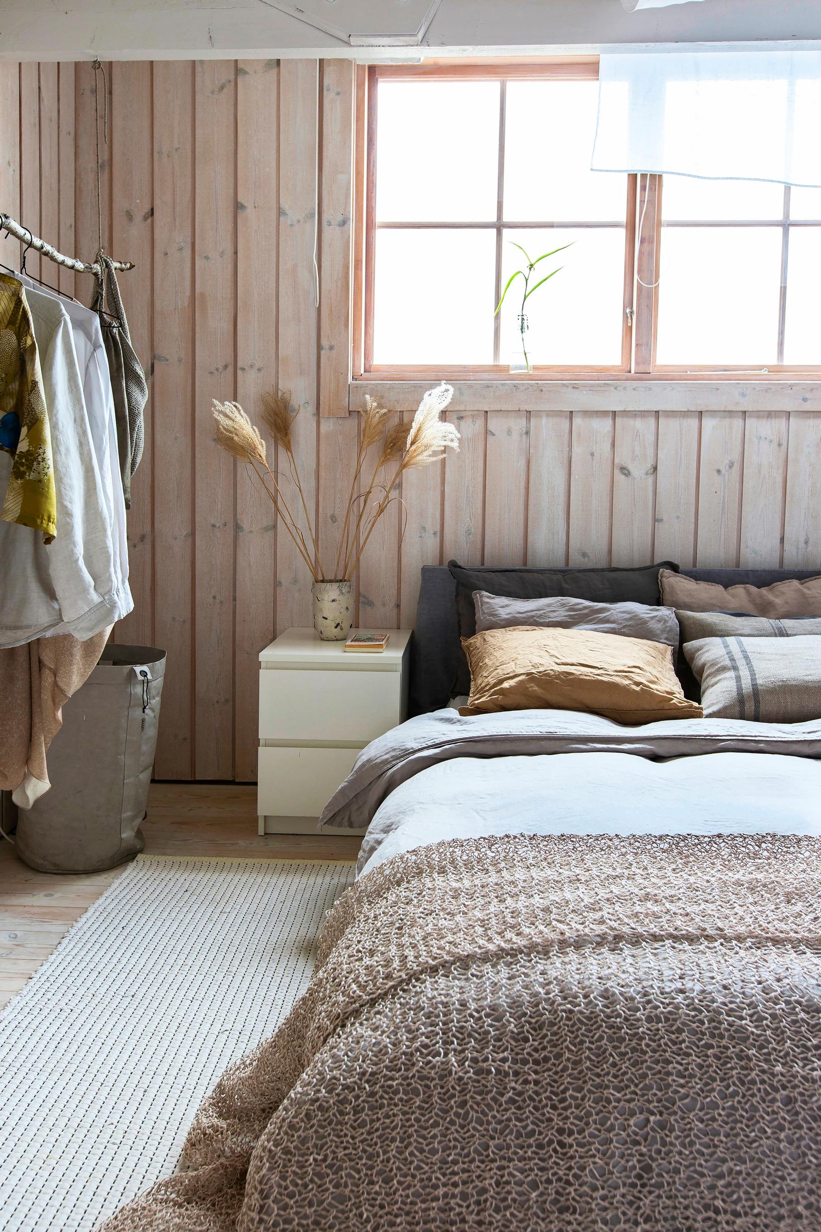 Invitingly soft textiles and a paper-yarn bedspread in the bedroom.