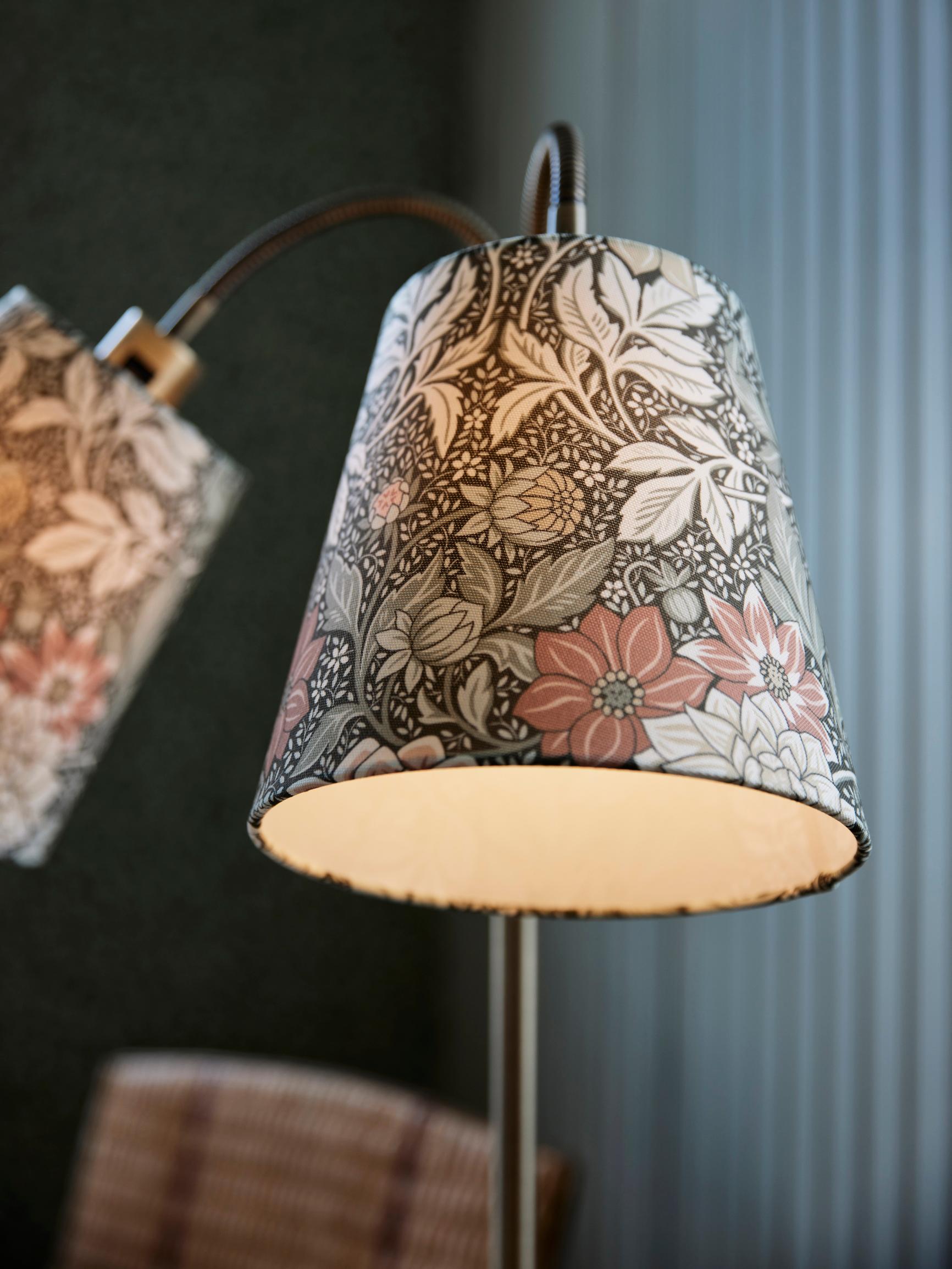A lampshade with Boråstapeter’s wallpaper pattern.