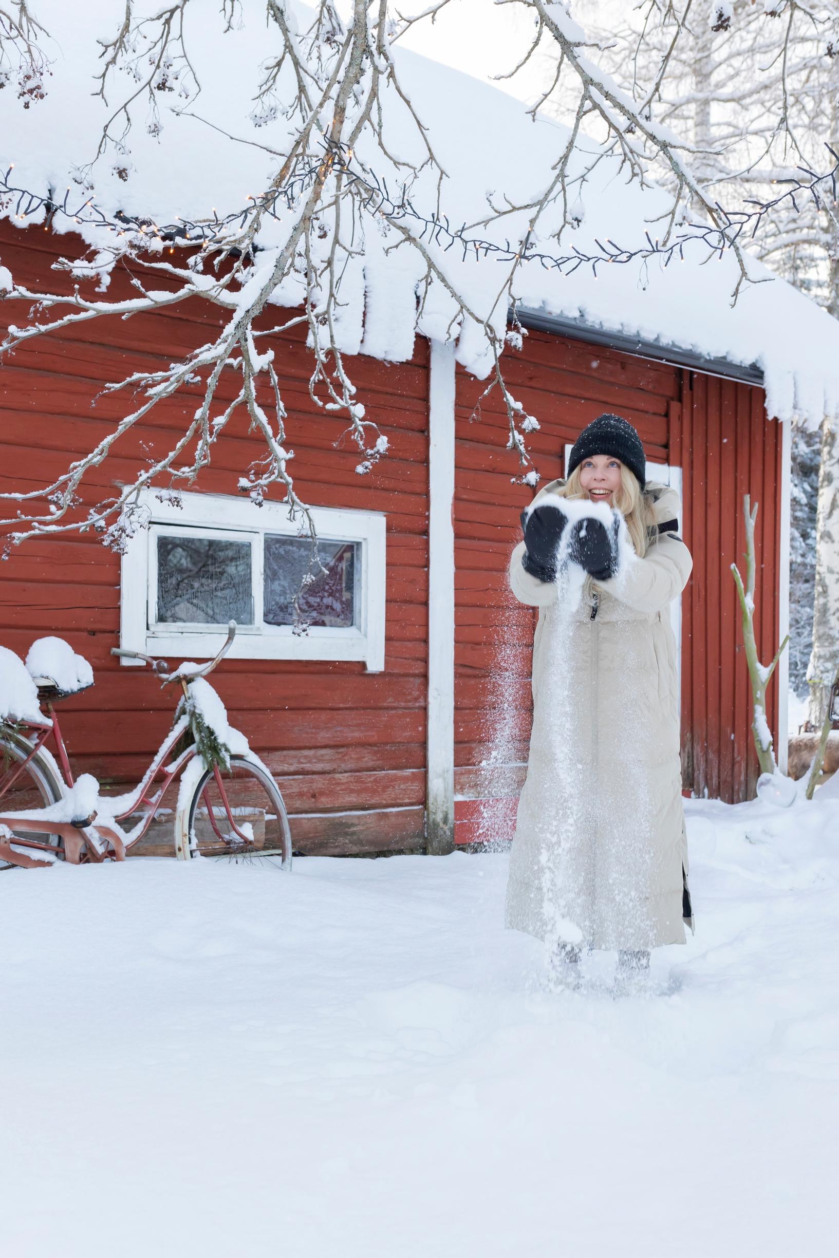 Meeri throws snow in the yard