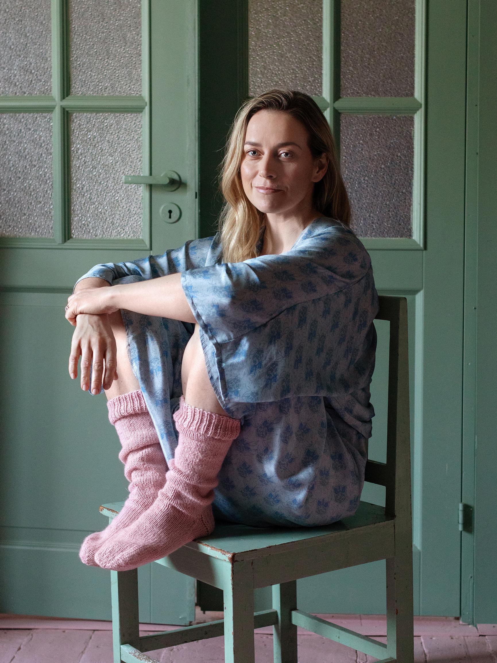Renowned Finnish actor Iina Kuustonen’s beloved sock pattern of 20 years—perfect for beginners!