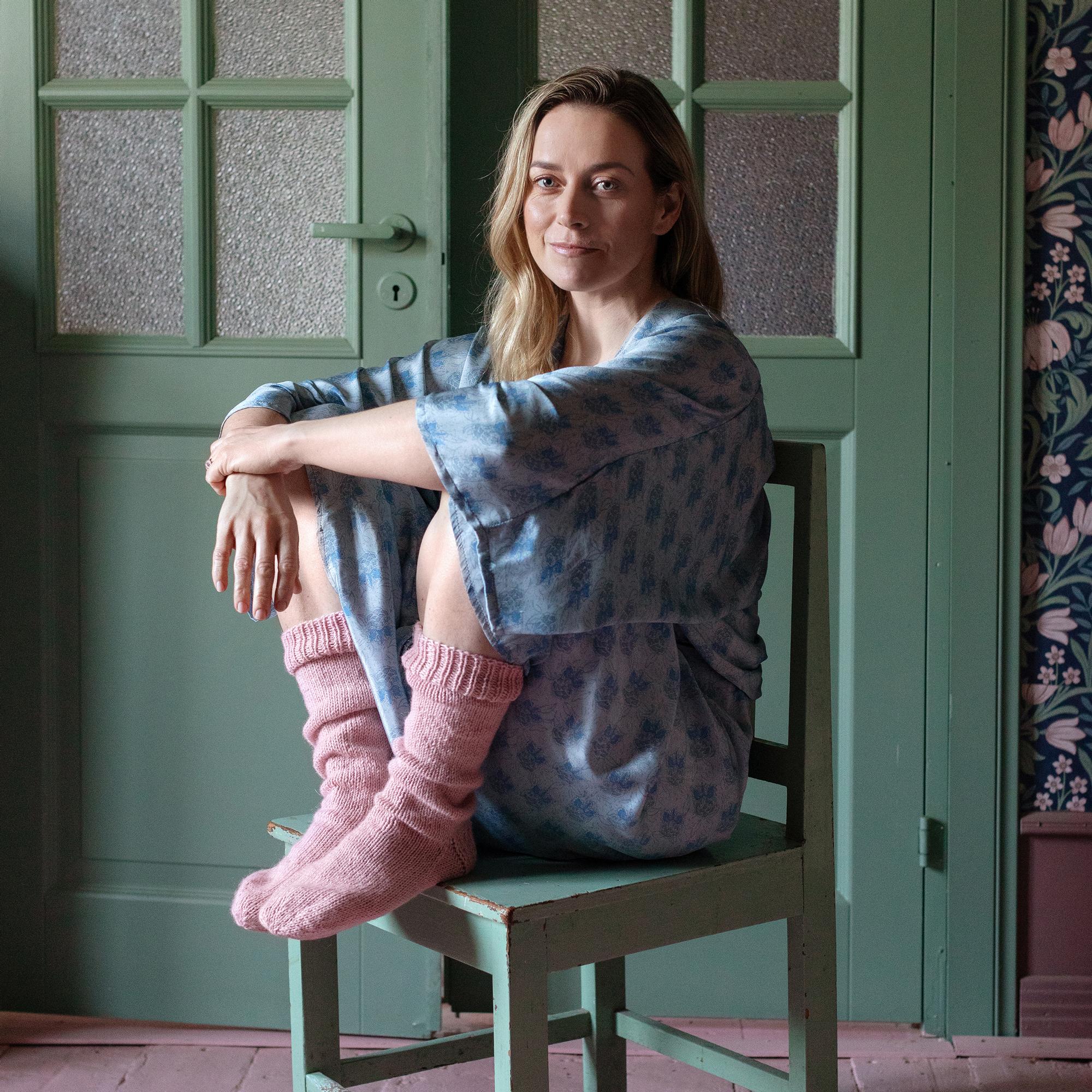 Renowned Finnish actor Iina Kuustonen’s beloved sock pattern of 20 years—perfect for beginners!