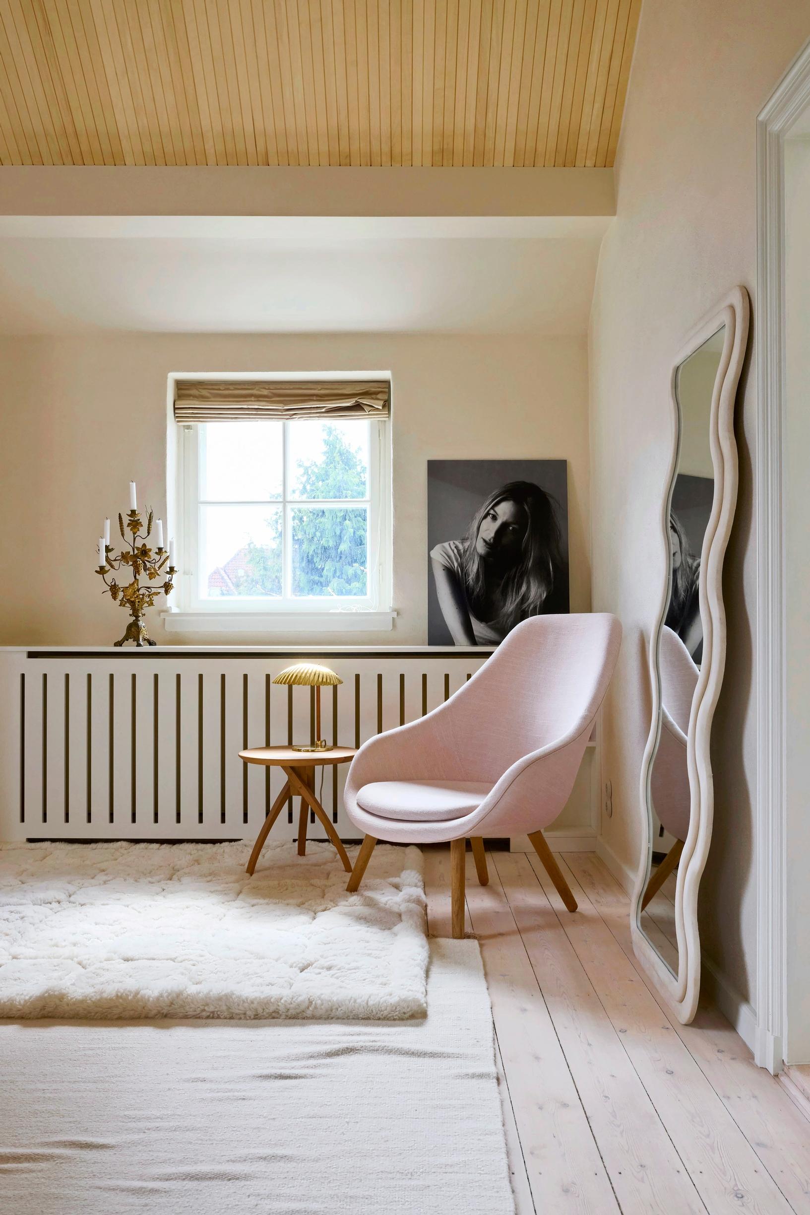 Niina’s portrait and a pink armchair