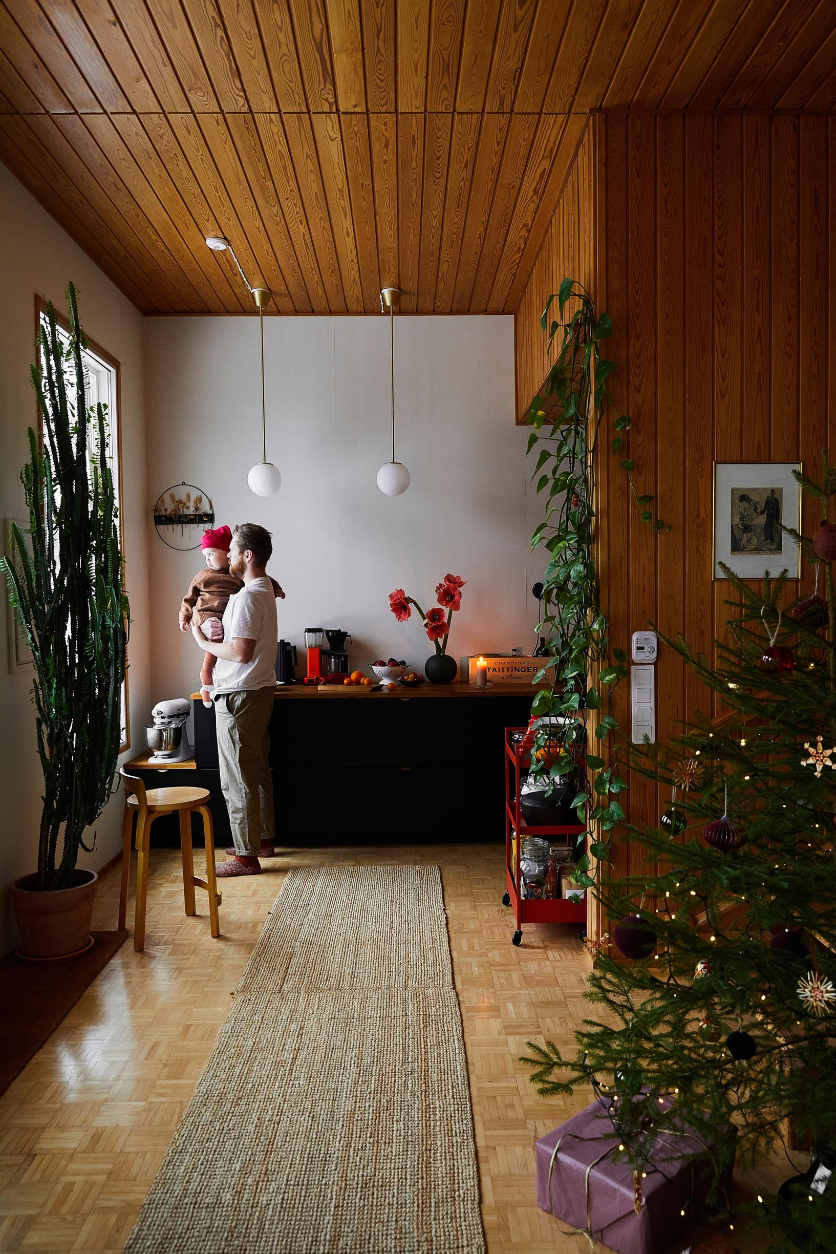 Rabbe and Vilja in the kitchen.