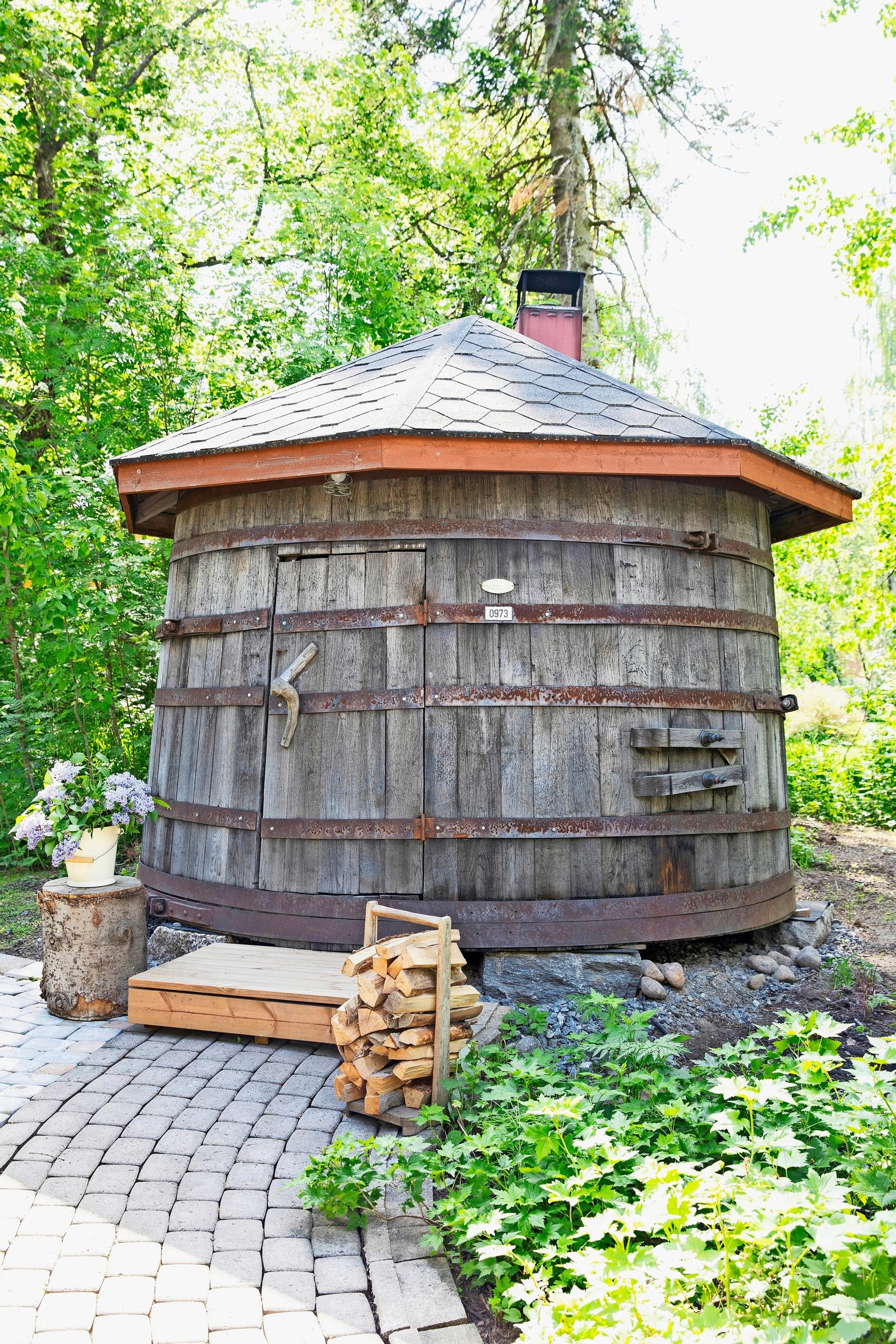 Unique saunas: A sauna made from a former whiskey barrel