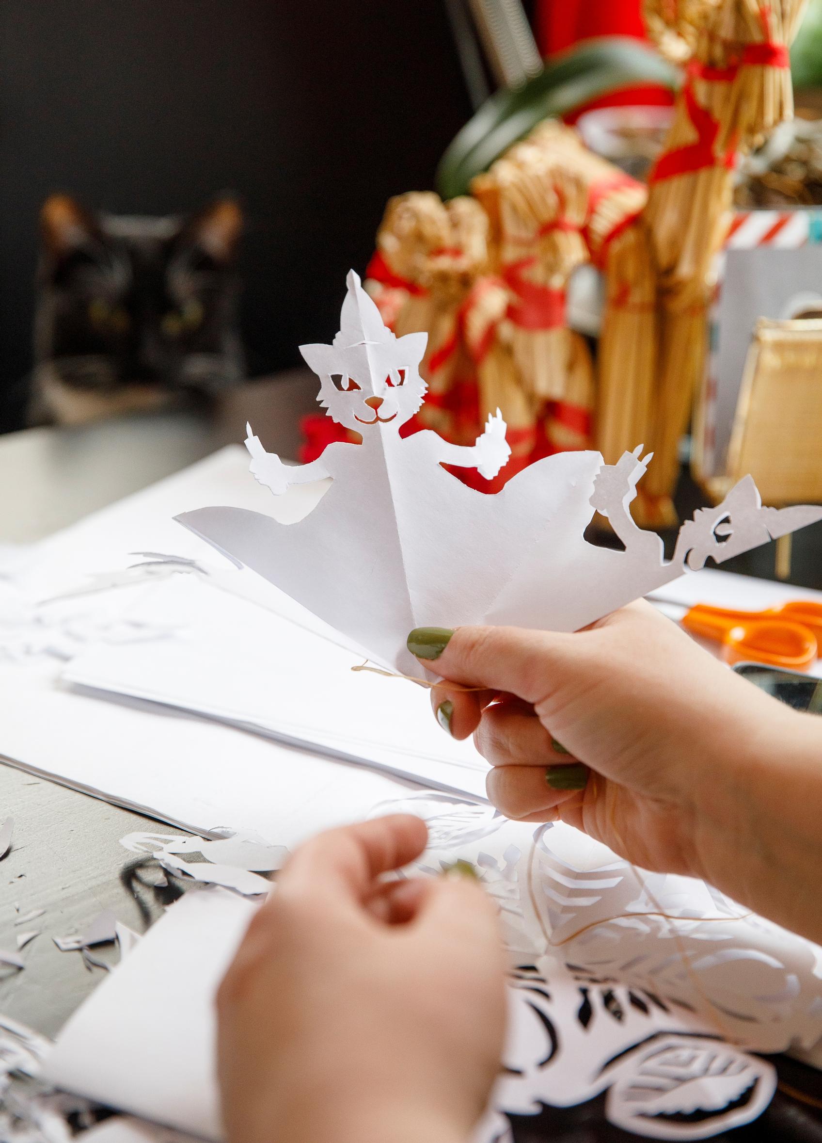 A paper star made by Venla, the beginning of the pattern is ready.