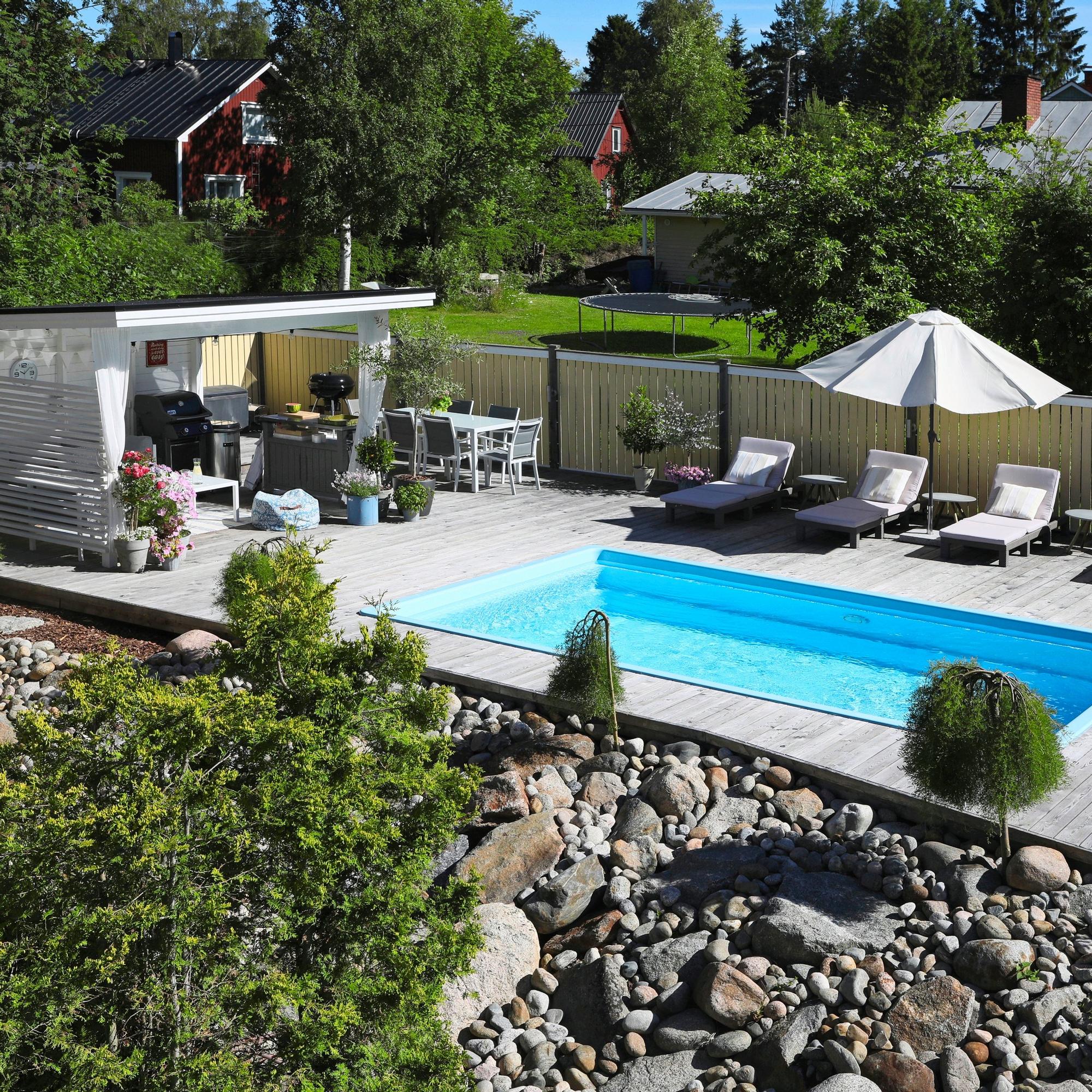 Water fun in your own yard! The dream pool invites water-lovers of all ages to enjoy summer days