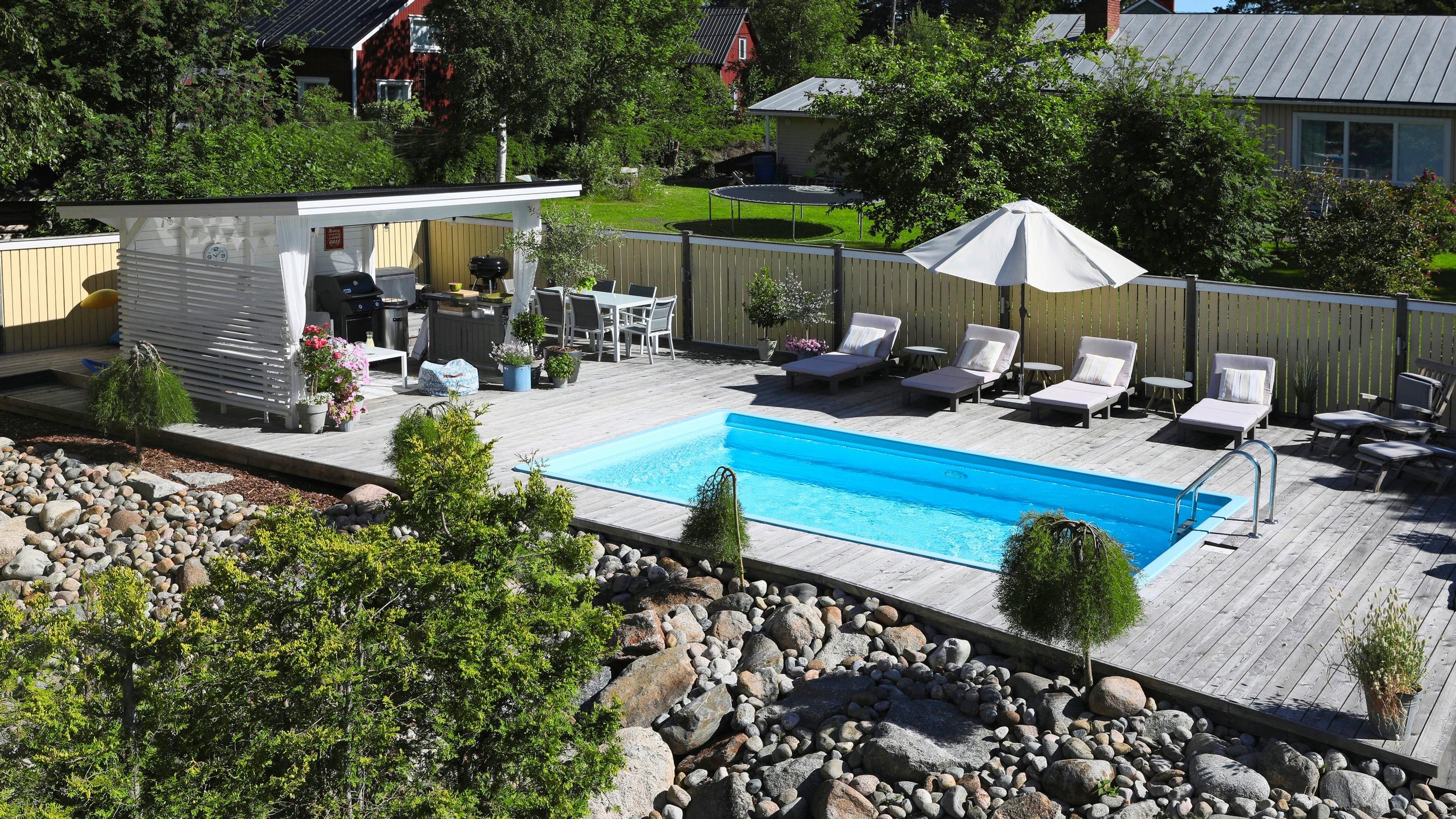 Water fun in your own yard! The dream pool invites water-lovers of all ages to enjoy summer days
