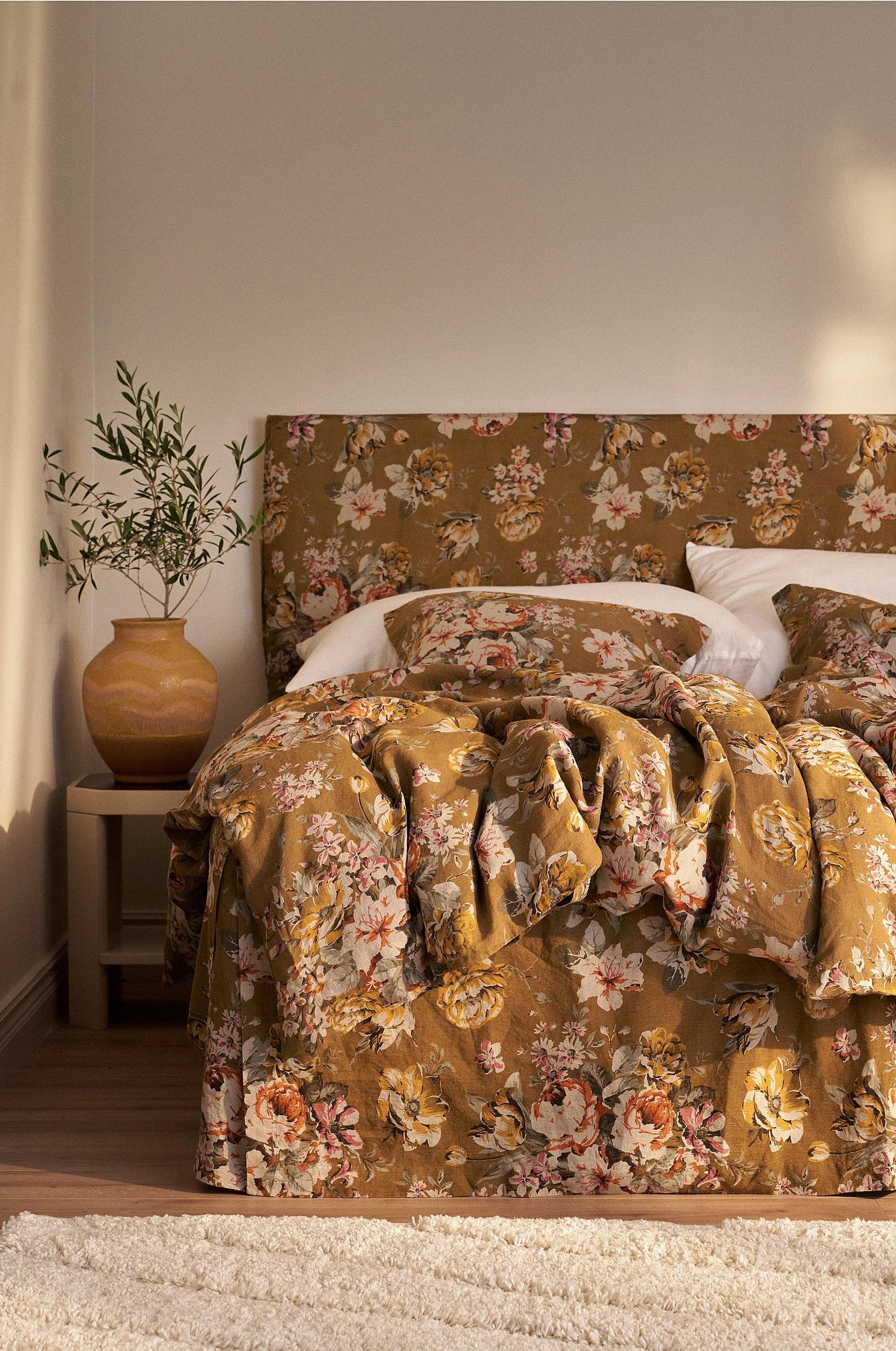 Ellos bed skirt and bedding made of French linen on the bed.