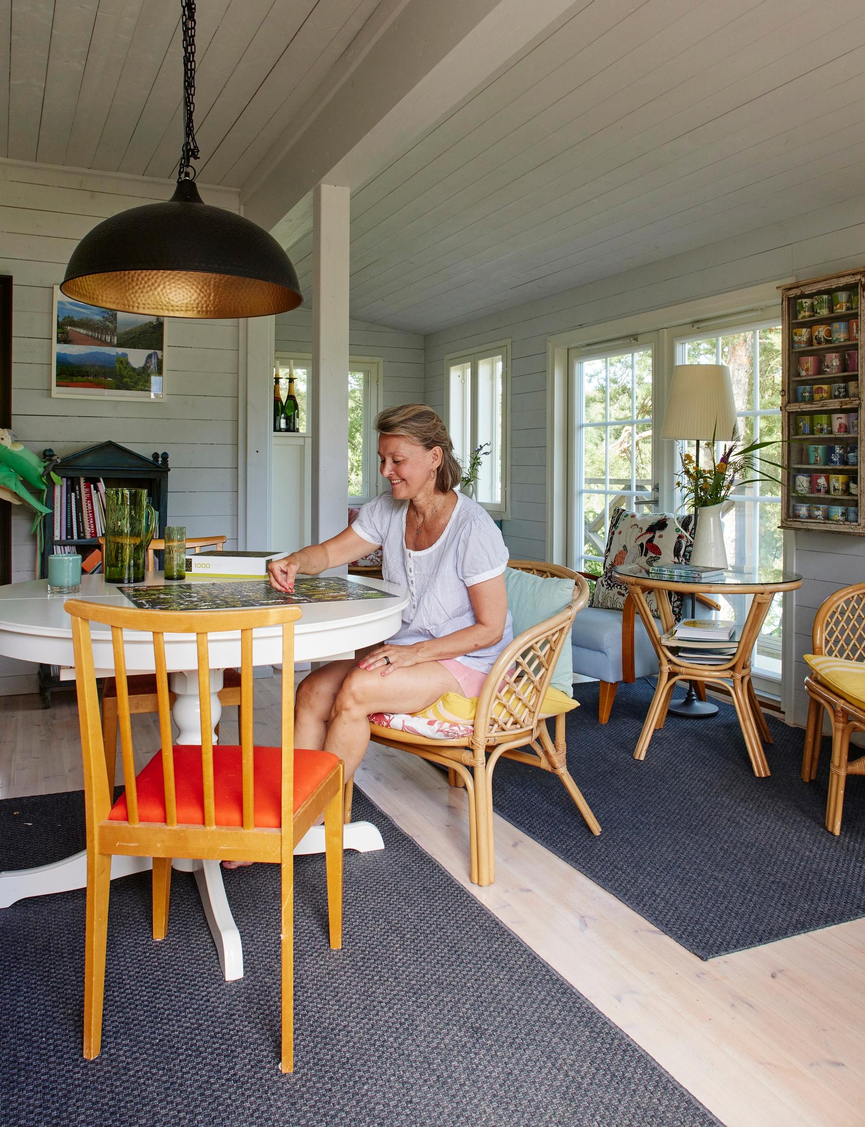 Heli at the round table in her cottage living room