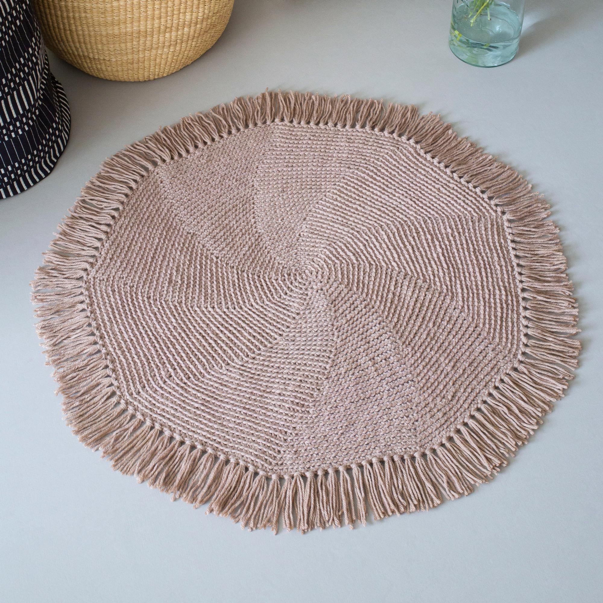 Looking for a fun weekend project? Crochet a round rug with playful fringes